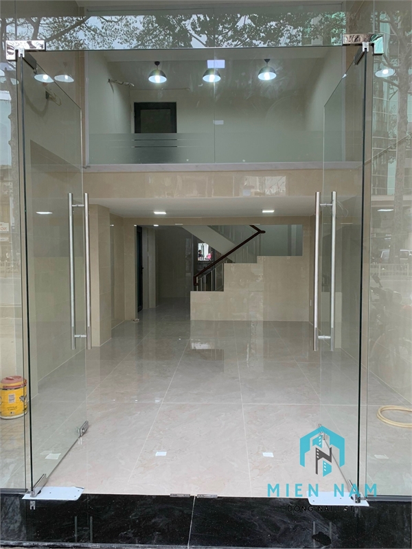 Bán mặt tiền kinh doanh dt 4.1x17m2 Trần Hưng Đạo Q1 khu vực hiếm