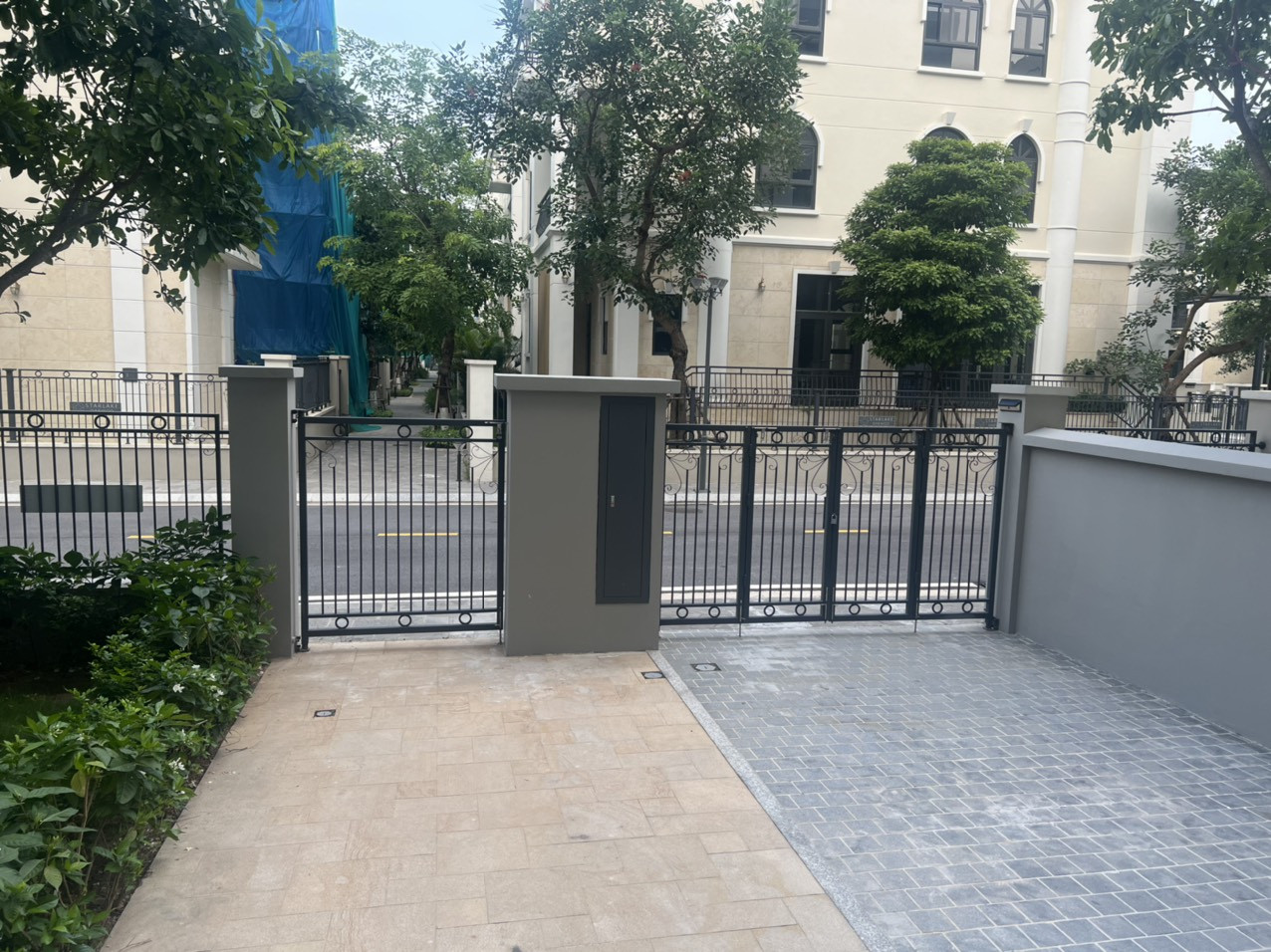 CHO THUÊ NHÀ SHOPHOUSE NGUYỄN VĂN HUYÊN, TÂY HỒ; 90M2 , MT 9M, 5 TẦNG THANG MÁY
