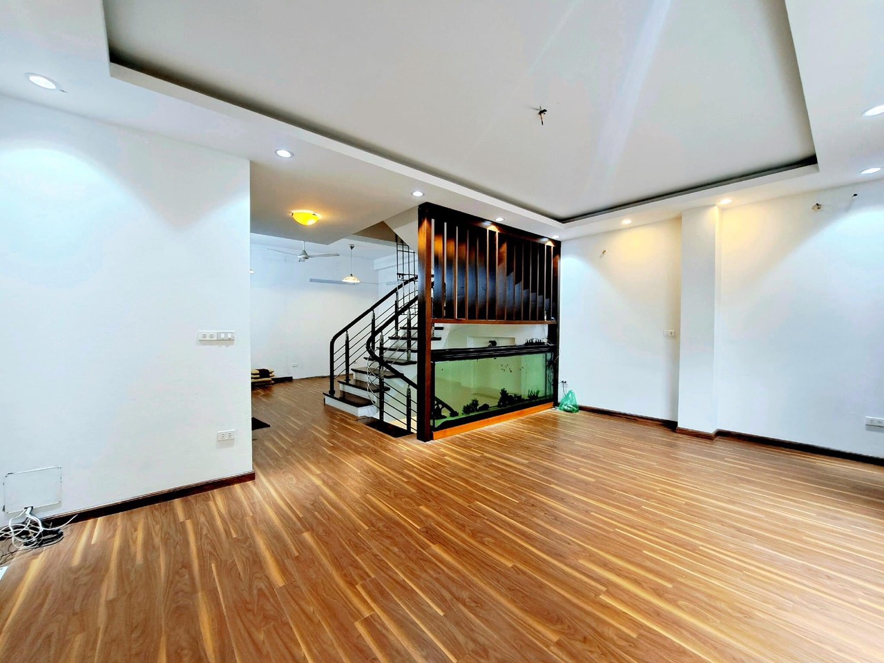 BÁN NHÀ LÔ GÓC - PHÂN LÔ - KINH DOANH - ÔTÔ DỪNG ĐỖ NGÀY ĐÊM - GẦN MẶT PHỐ ĐƯỚNG LÁNG NÚT GIAO VỚI MẶT PHỐ CẦU GIẤY.