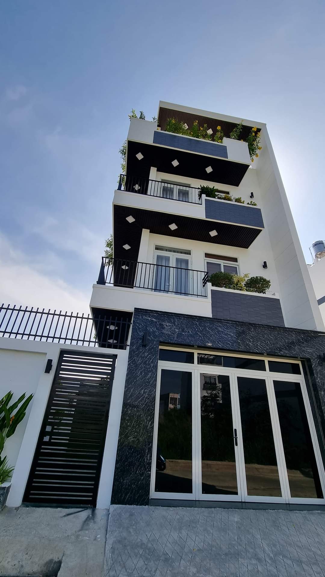 NHÀ PHỐ 2552 - CĂN NHÀ CÓ 1 KHÔNG 2- NHÀ CÓ GARA ĐẬU XE HƠI RIÊNG BIỆT - FULL NỘI THẤT CAO CẤP - GIÁ CHIT 7,5 TỶ