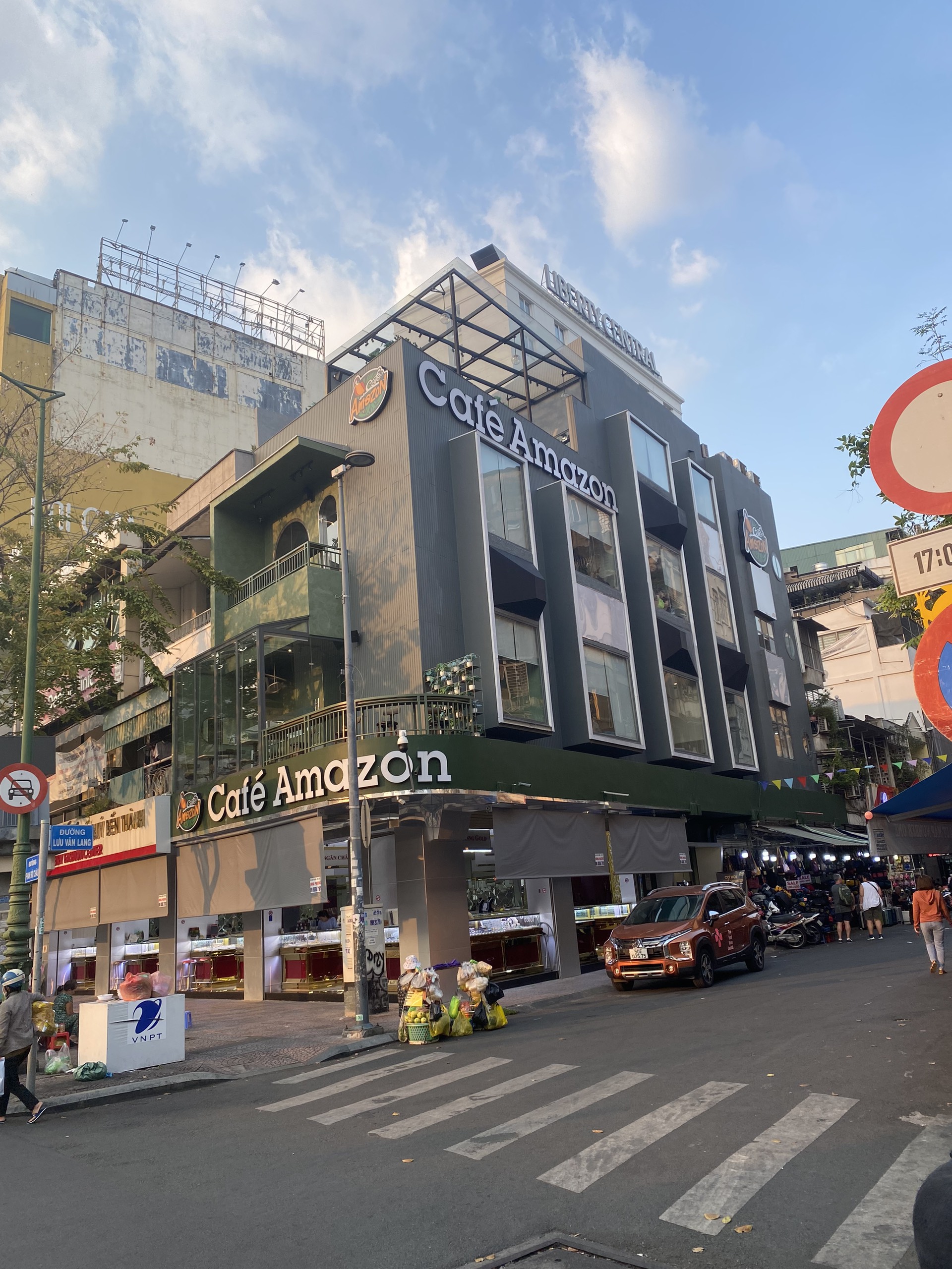 Kẹt nợ bán gấp mặt tiền ngay chợ Bến Thành 8,5 x18 , Trệt 3 lầu - Giá chỉ 55 tỷ