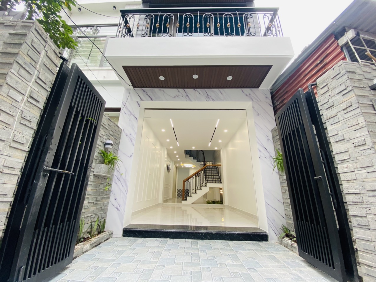 Bán căn nhà 4 tầng xây dựng mới mẻ song lập có sân cổng giá bán 4.35 tỉ cực đẹp trên ngõ 126 Hồ Sen