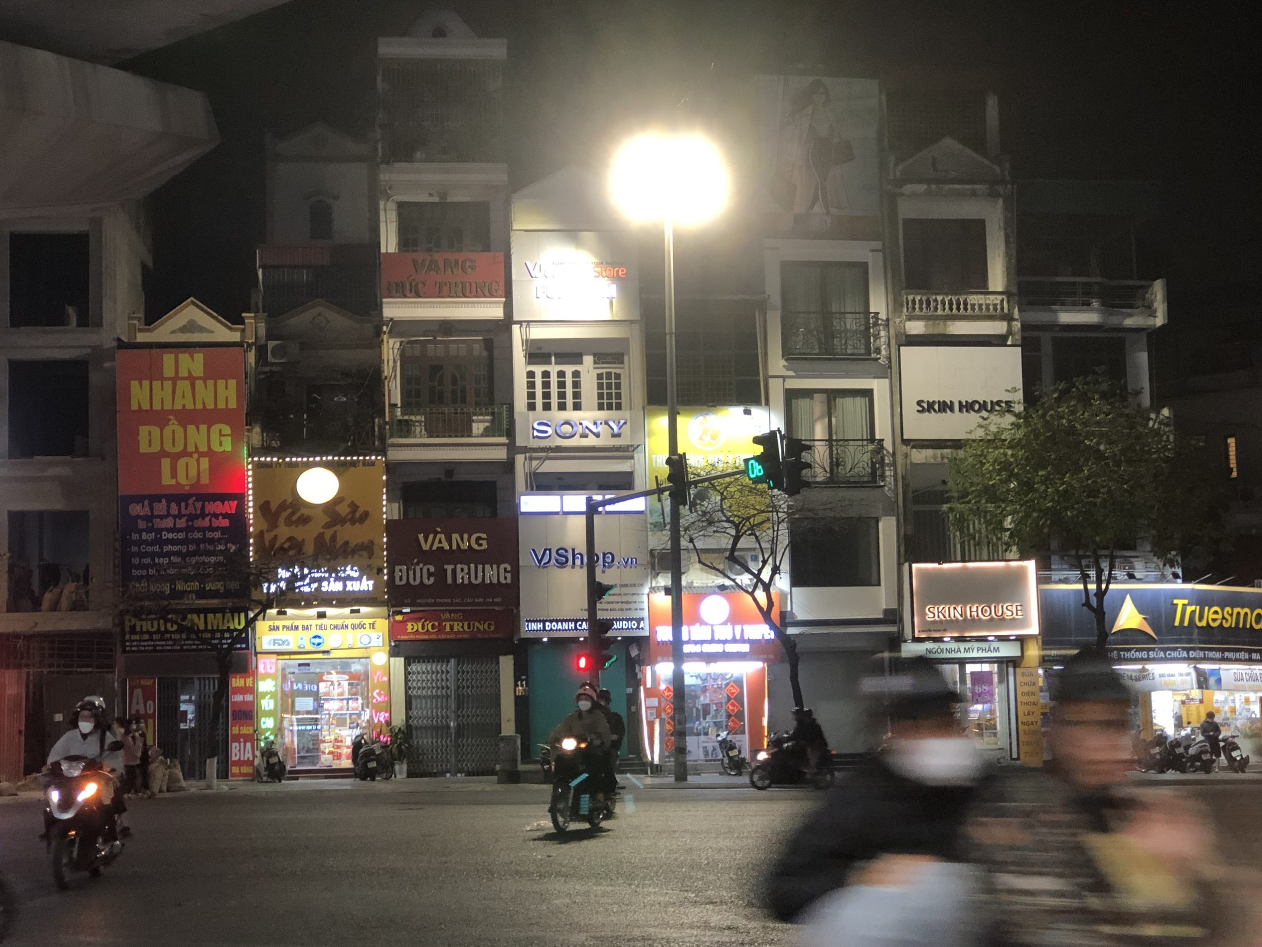 Bán nhà Cầu Giấy, Mặt đường KD, vỉa hè đá bóng, view lô góc 42m2x3 tầng, 16 tỷ