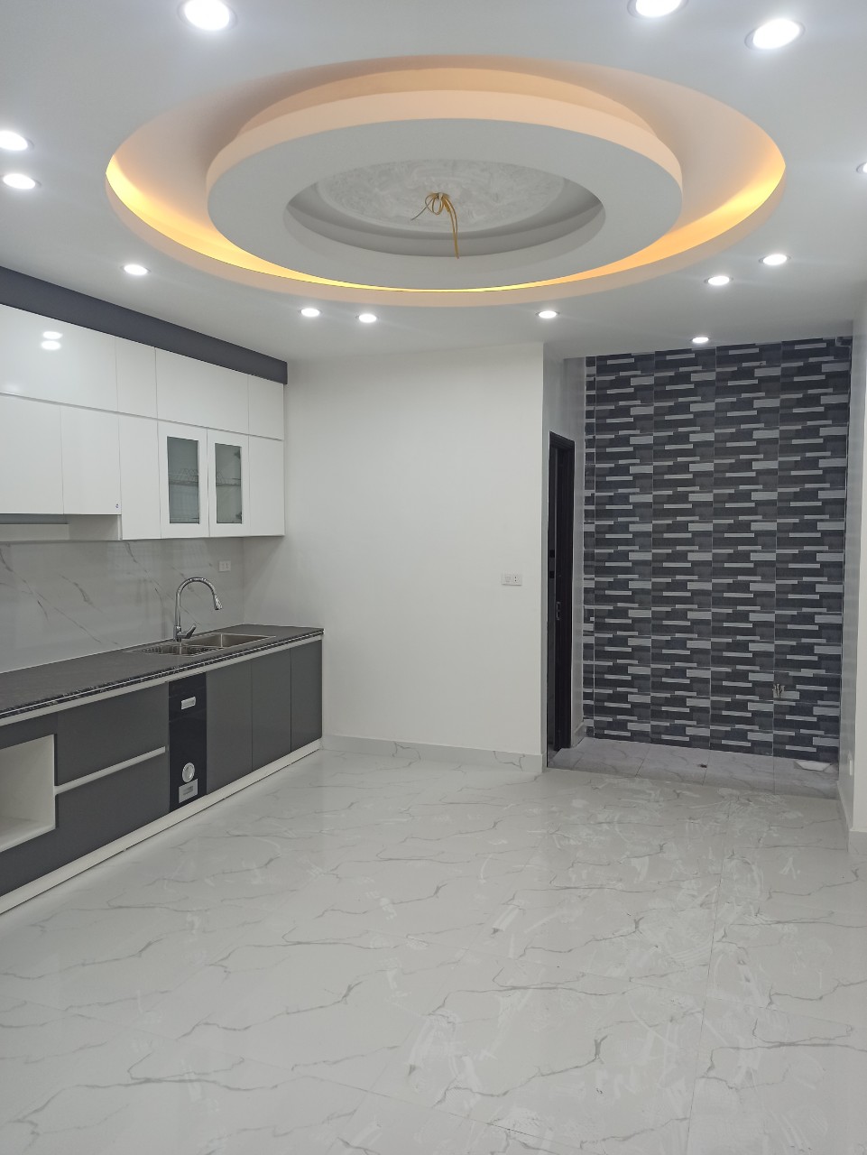 Bán nhà mặt đường Kiều Sơn - Văn Cao 60m x 4 tầng mới tinh GIÁ 5.7 tỉ cực đẹp