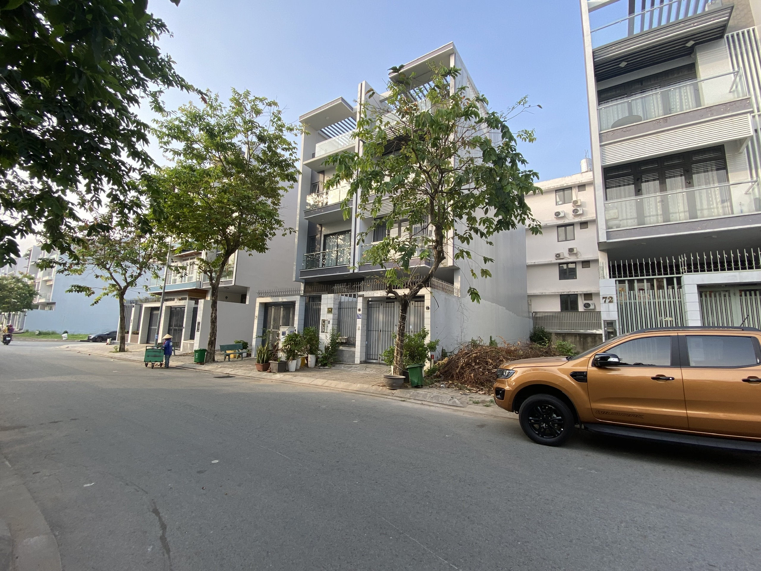 BÁN NHÀ MẶT TIỀN KHU DÂN CƯ, NGÃ TÂN KIM, THỊ TRẤN CẦN GIUỘC, MẶT TIỀN ĐƯỜNG RỘNG 14M, 100M2, 3 TẦNG, 4 TỶ