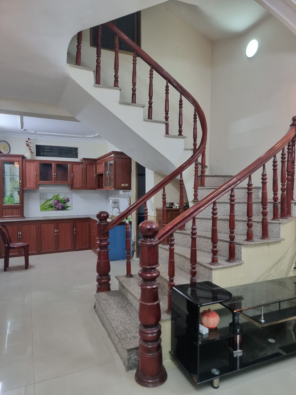 Bán nhà đường Chợ Hàng 50m x 3 tầng có sân cổng riêng GIÁ chỉ 2.3 tỉ ngõ nông