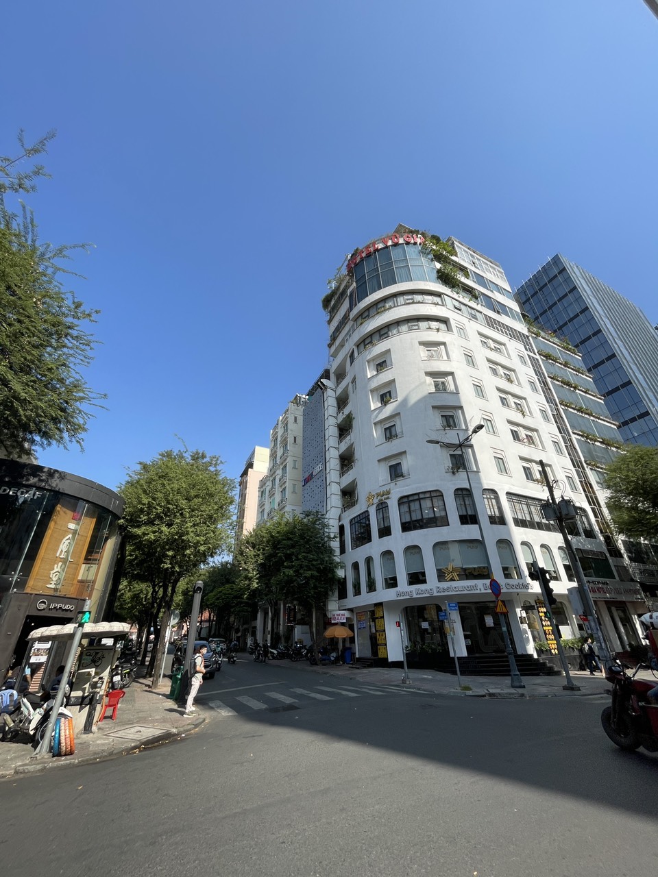 Bán khách sạn đường Bùi thị xuân, Q.1, Dt: 4,2 x 19m, 81,5m2, H 12 tầng , 85 Tỷ.