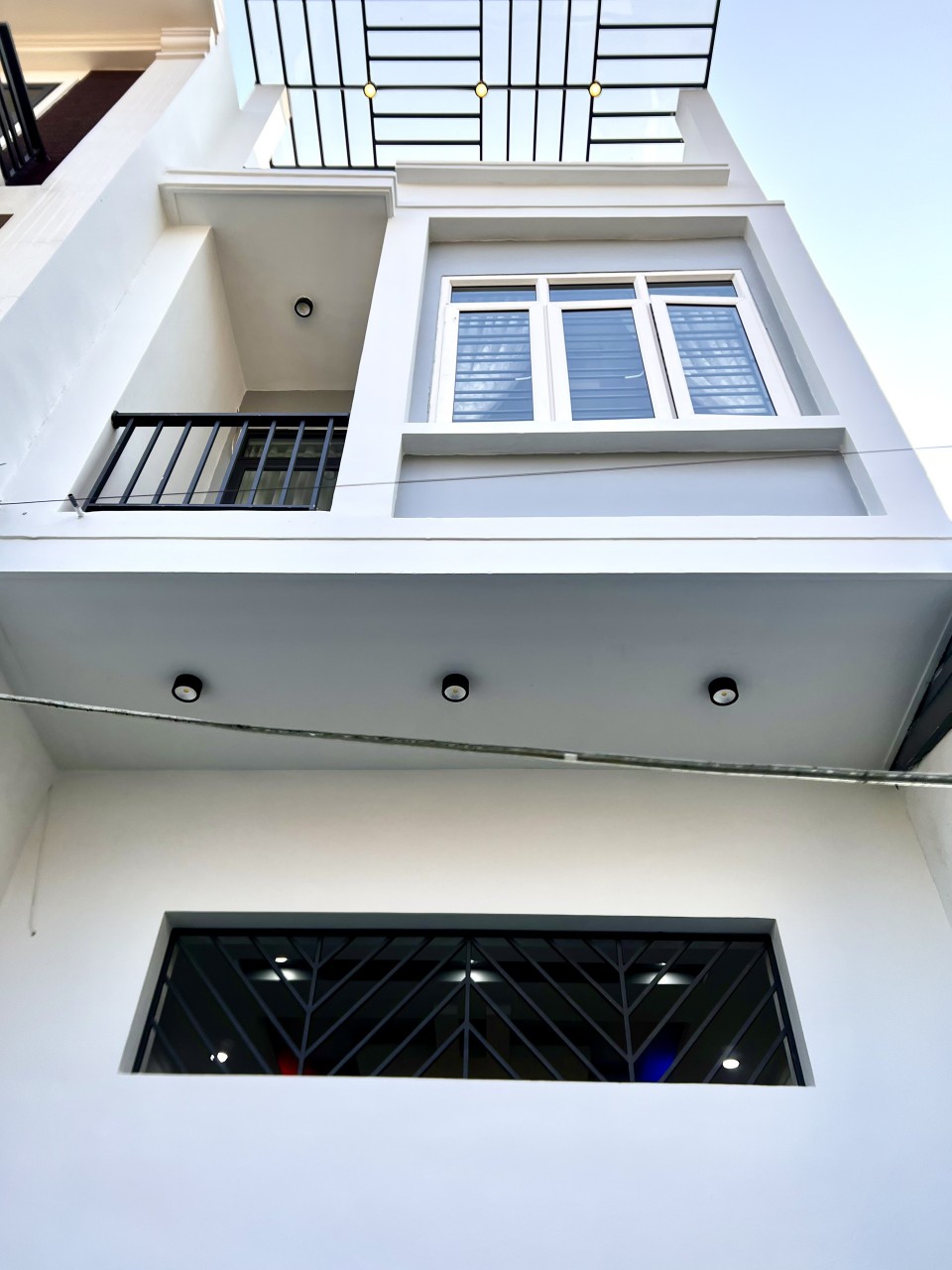 Bán nhà mới 45m x 3.5 tầng có sân cổng riêng GIÁ chỉ 2.68 tỉ tại Nam Pháp - Lạch Tray