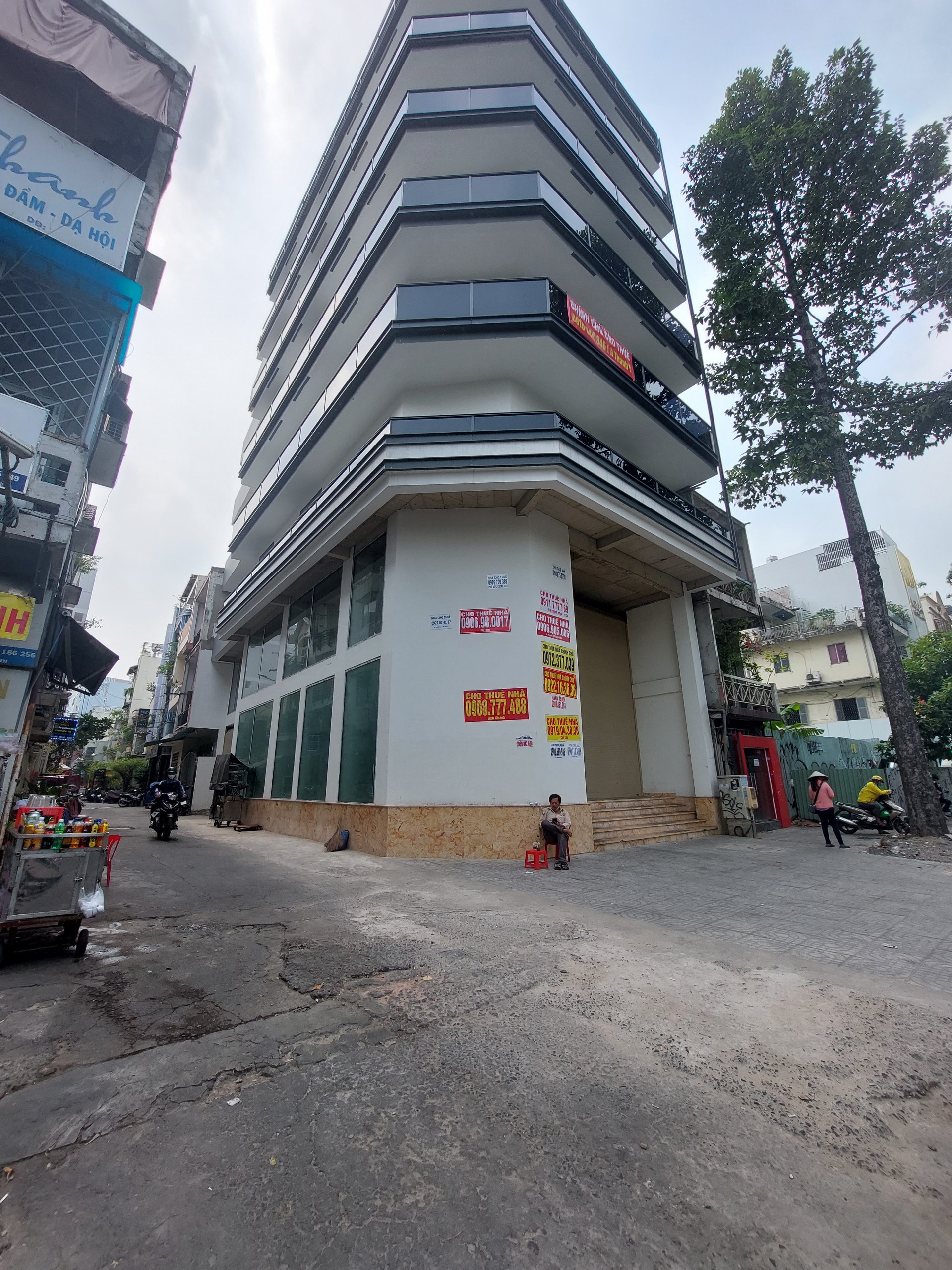 Cho Thuê Nhà MT Đường 3 Tháng 2 Quận 10 (10x20) 7 tầng Giá 25000$/tháng.