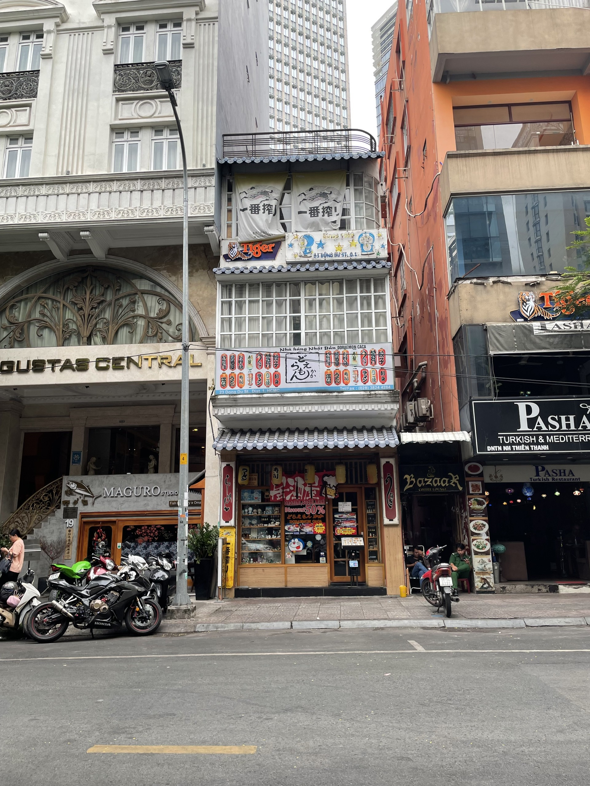 Nhà cho thuê gần phố đi bộ Nguyễn Huệ, P.Bến Nghé, Q1 KC nhà 3 tầng giá 6,000$ TL