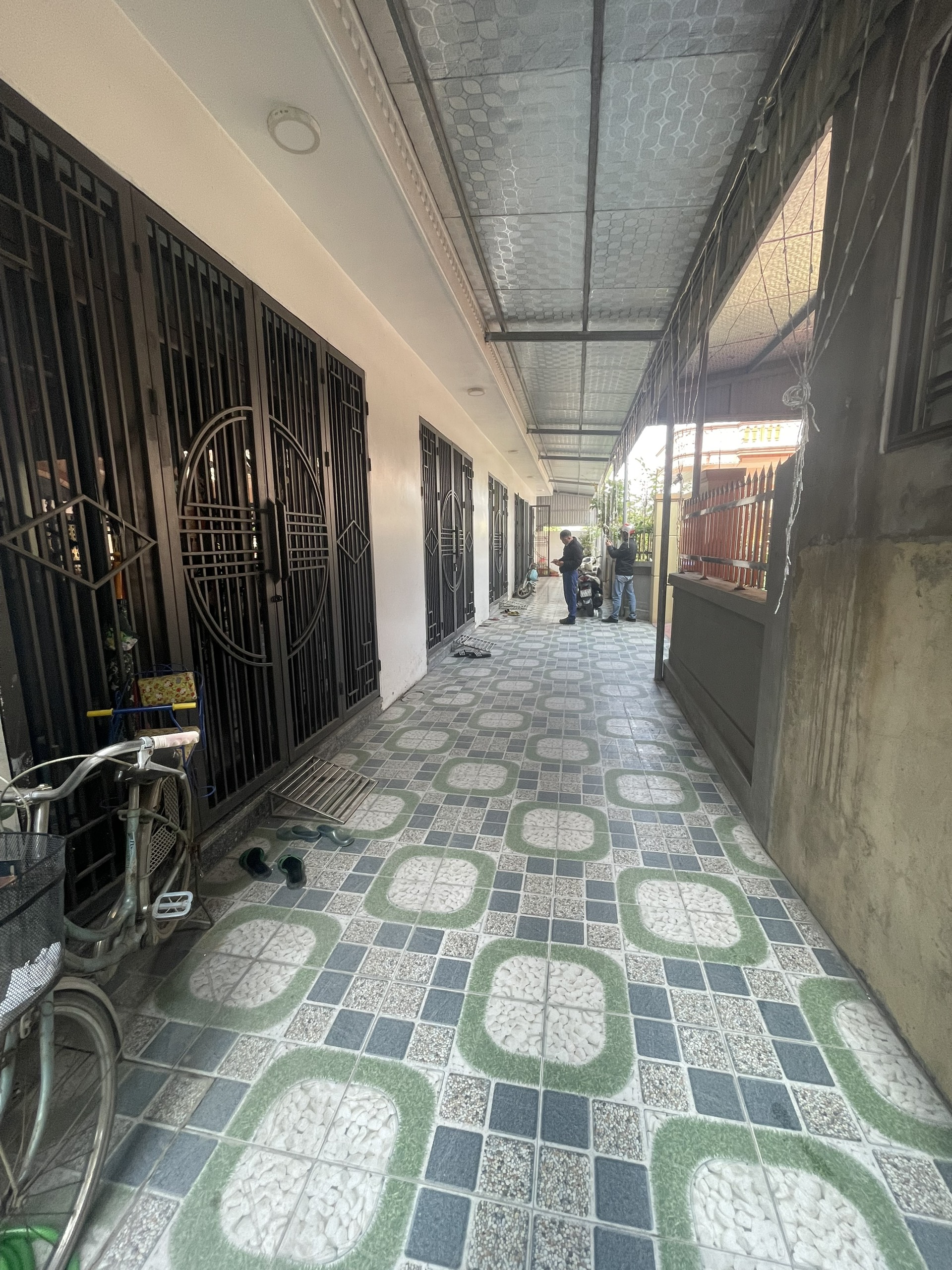 CỰC HÓT NHÀ 3 TẦNG RẤT ĐẸP. TẠI TỔ 4 TRUNG TÂM THỊ TRẤN AN DƯƠNG CÁCH CHỢ MINH KHA CHỈ 300m. CÁCH BỜ HỒ RẾ 700m.