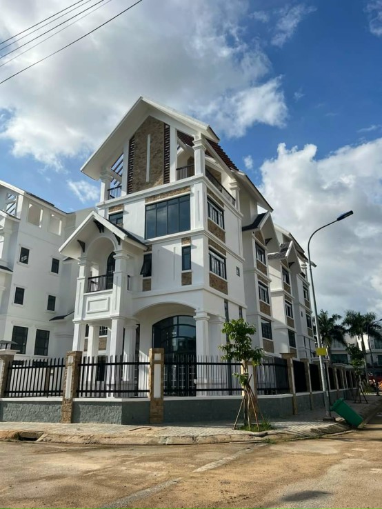 Nợ ngân hàng, bán gấp nhà 2 MT đường 3 tháng 2, DT: 7x18m, 4 tầng, Giá 32 tỷ còn thương lượng.