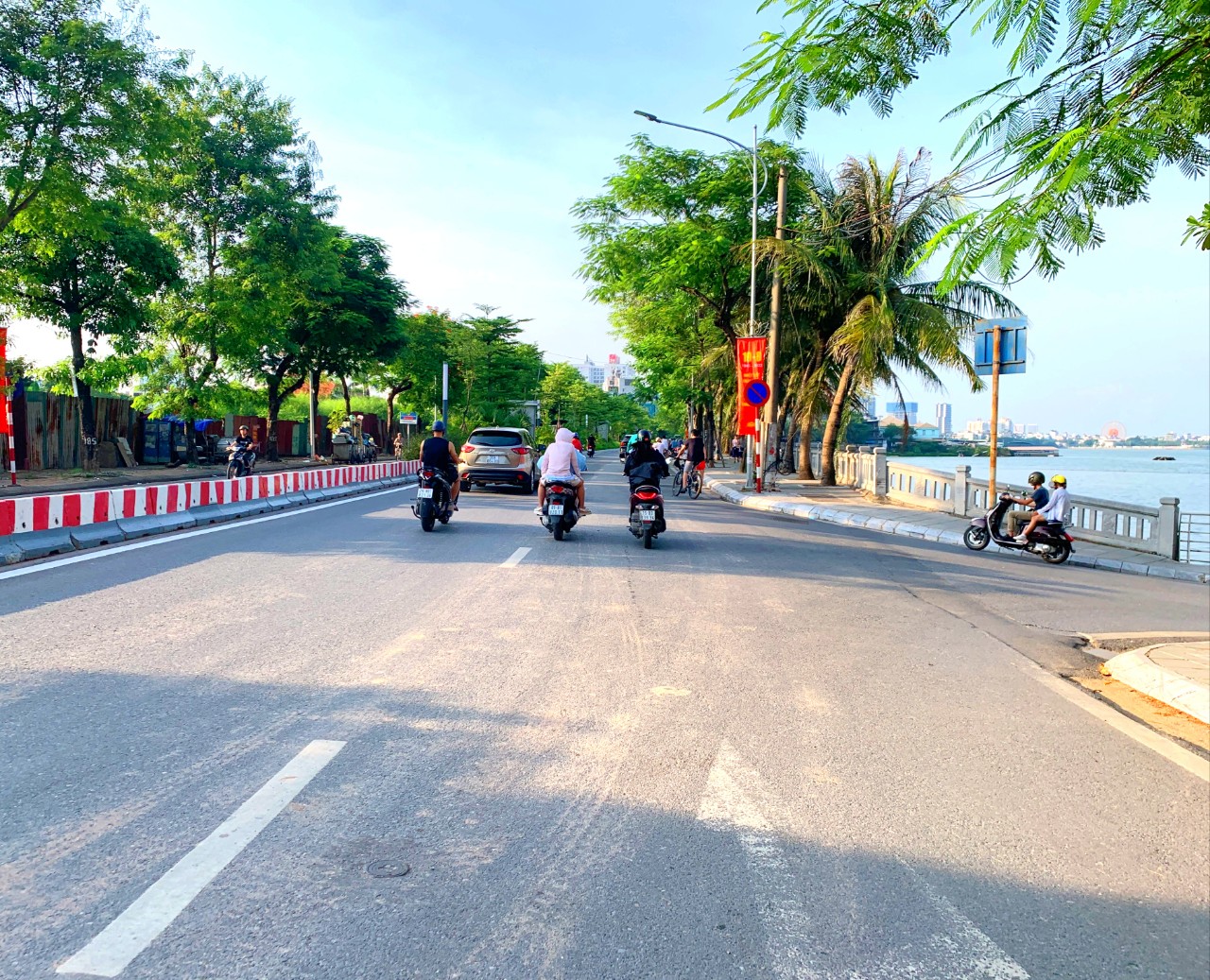 GẦN PHỐ - LÔ GÓC, Nhà LẠC LONG QUÂN, 40m2, 5 tầng, 6.5 tỷ, - GẦN HỒ TÂY