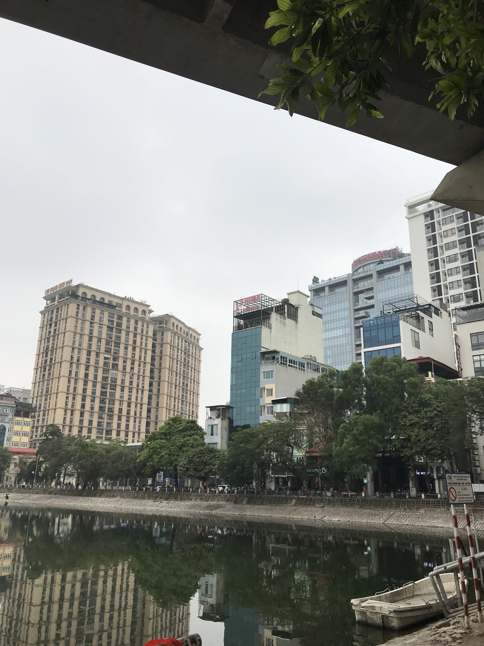 MẶT PHỐ Ô CHỢ DỪA ĐỐNG ĐA CẦN BÁN 61,3m2 mt gần 4,5m. SĐCC LH:0975936436