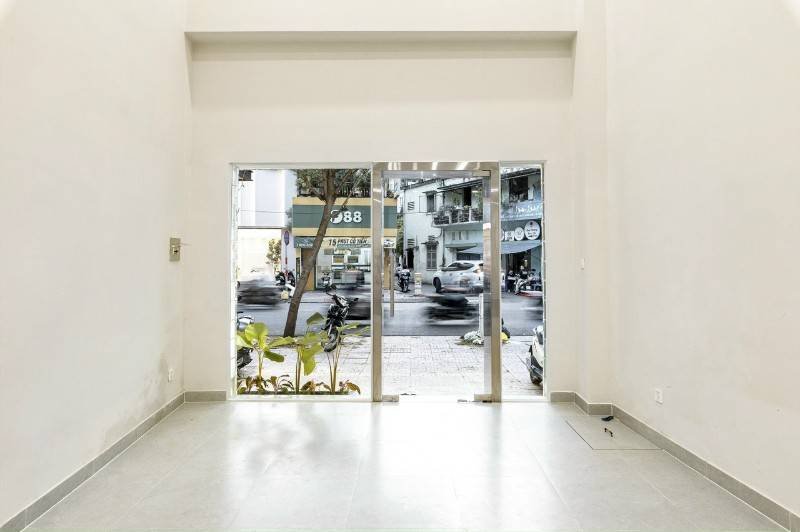 Cho thuê MT Lê Văn Sỹ, P.14, Q.3, DT: 4.2x16, 3 tầng, giá chỉ 65 triệu.