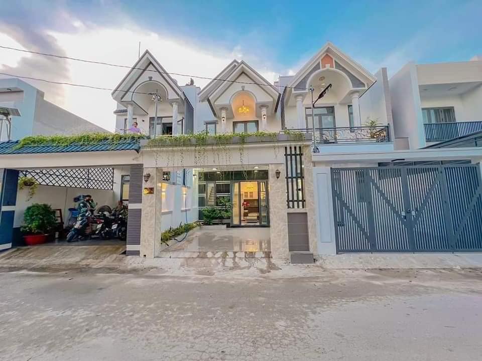 Nhà lầu mới xây bán gấp, cắt lỗ 450 triệu, gần chợ, trường học