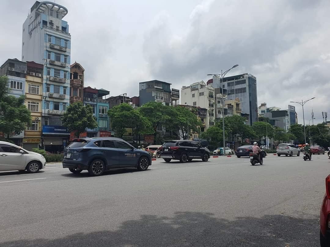 MẶT PHỐ TRẦN KHÁT CHÂN 52M2, MT6M, 2 MẶT TIỀN - VỈA HÈ RỘNG - KINH DOANH - THANG MÁY. NHỈNH 22 TỶ