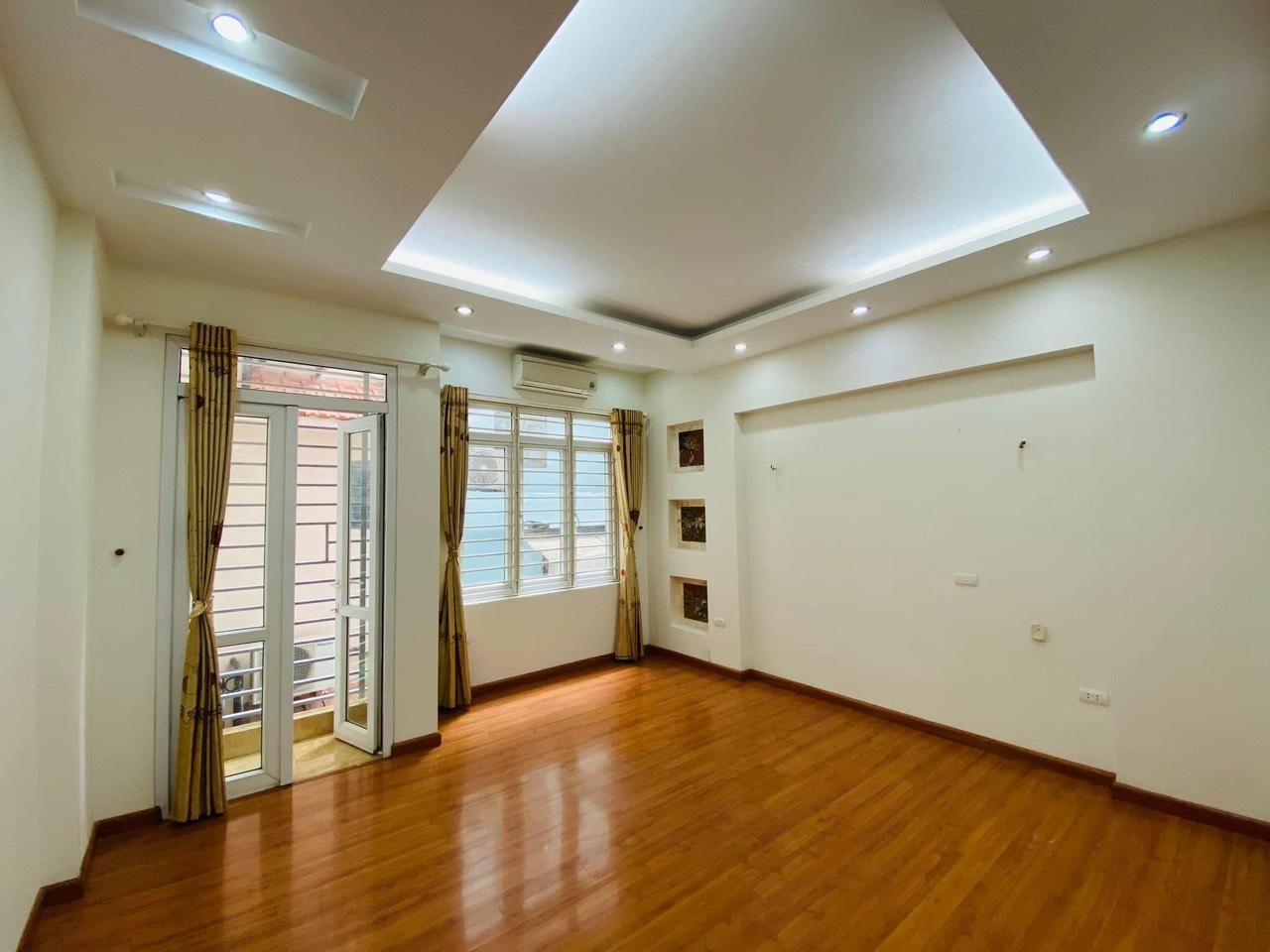 Chủ cần tiền bán gấp nhà 132 Phố Hoa Bằng Cầu Giấy 50x5tầng giá chỉ nhỉnh 8tỷ ô tô vào nhà.