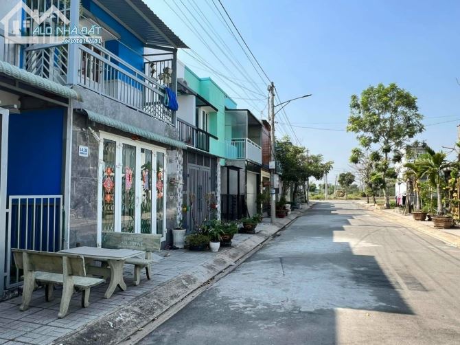 Chỉ 900TR căn nhà 2phòng ngủ lớn,gần chợ Long Hòa,sổ hồng riêng