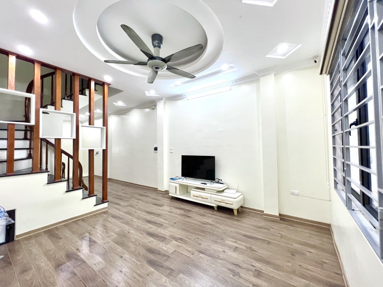 Bán nhà riêng Đường Giải Phóng, DT 42m, 5 tầng, MT 4 m, giá chào 6 tỷ 6