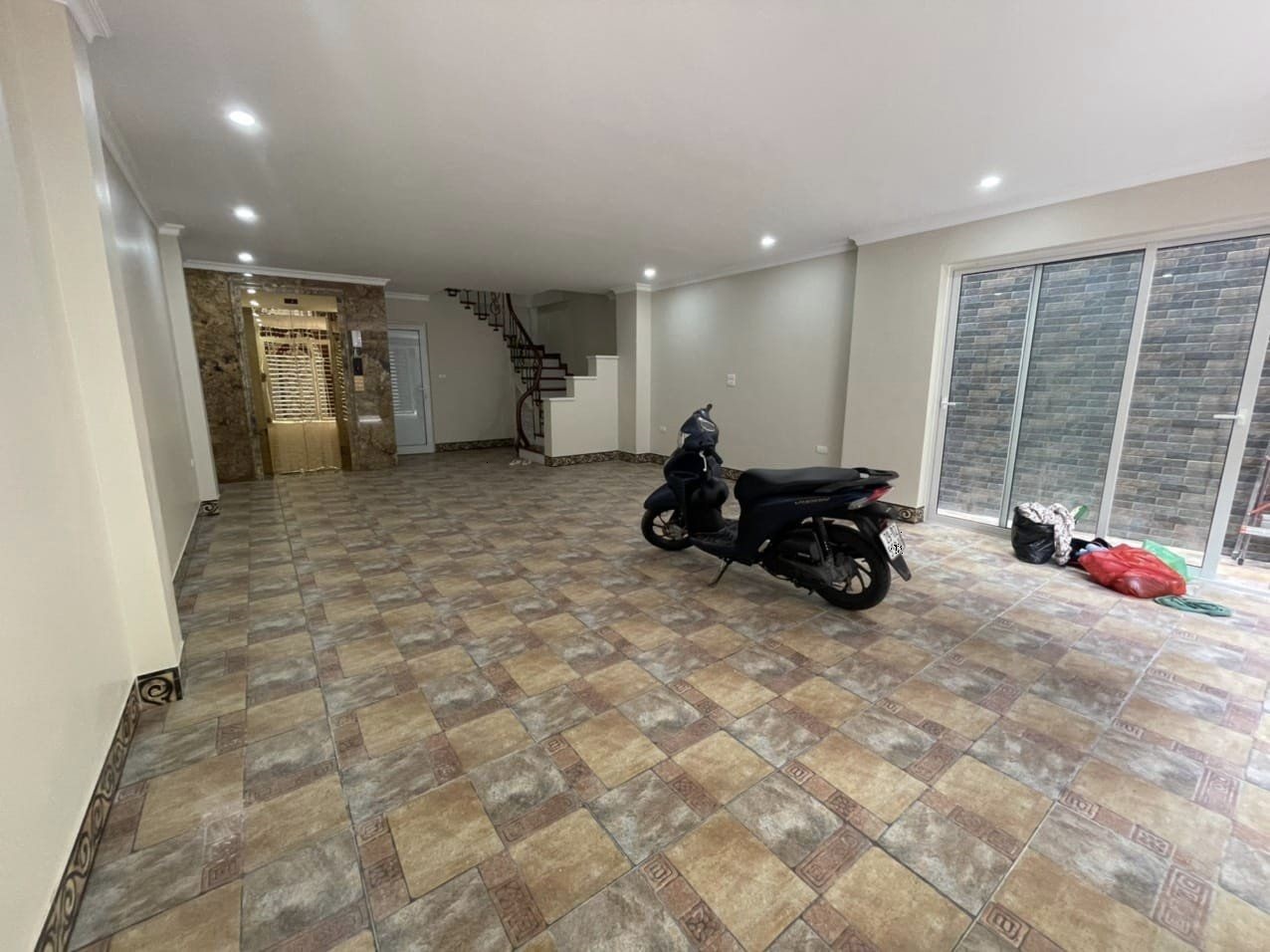 Cắt lỗ bán nhà gần mặt hồ Bồ Đề Long Biên 73m2 MT6,6m, thang máy, gara 2 ô tô, 12.x tỷ