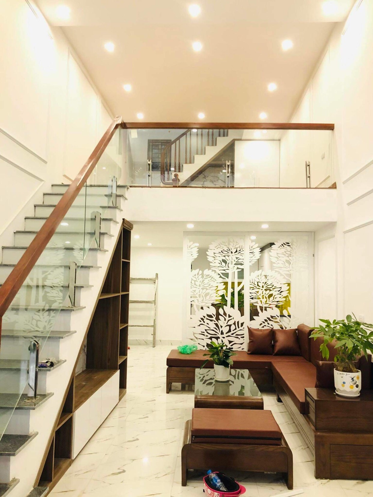 Chính chủ bán nhà Thái Thịnh, để hết lại nội thất xịn xò, diện tích 45m2, giá 4,9 tỷ, nhà mới, xây 5 tầng.