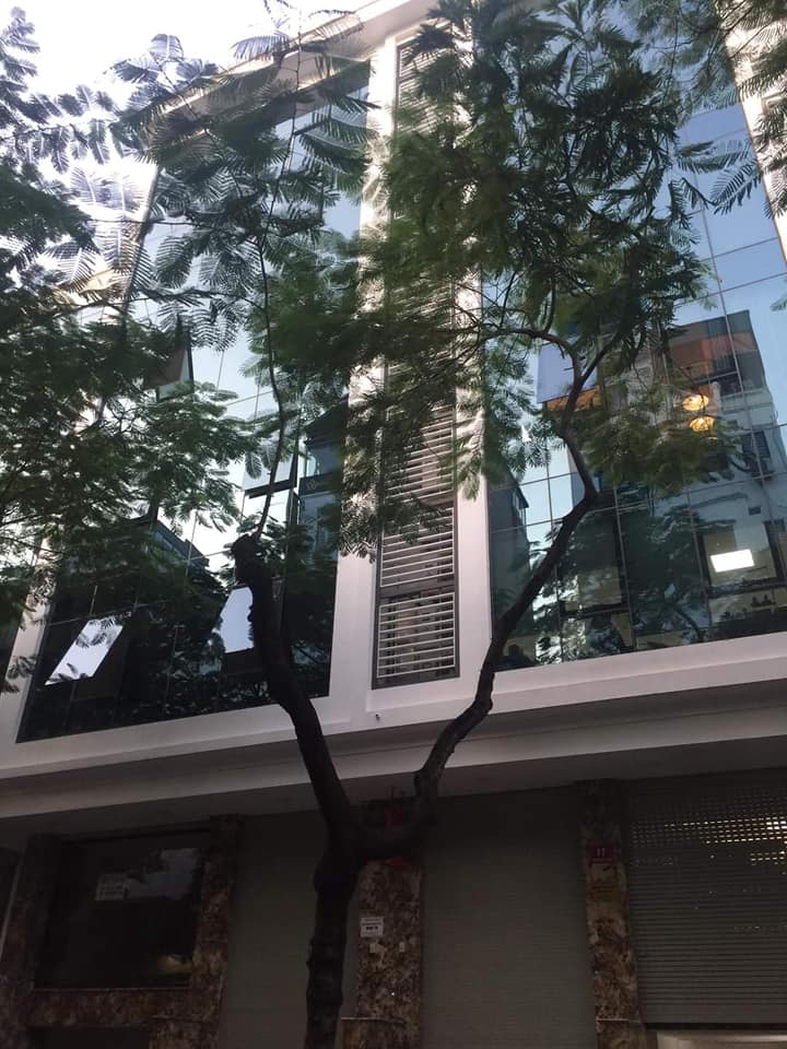 Cần tiền bán gấp tòa nhà Trung Kính 162m2 8 tầng mt 10m đối diện đại học Phương Đông 63 tỷ