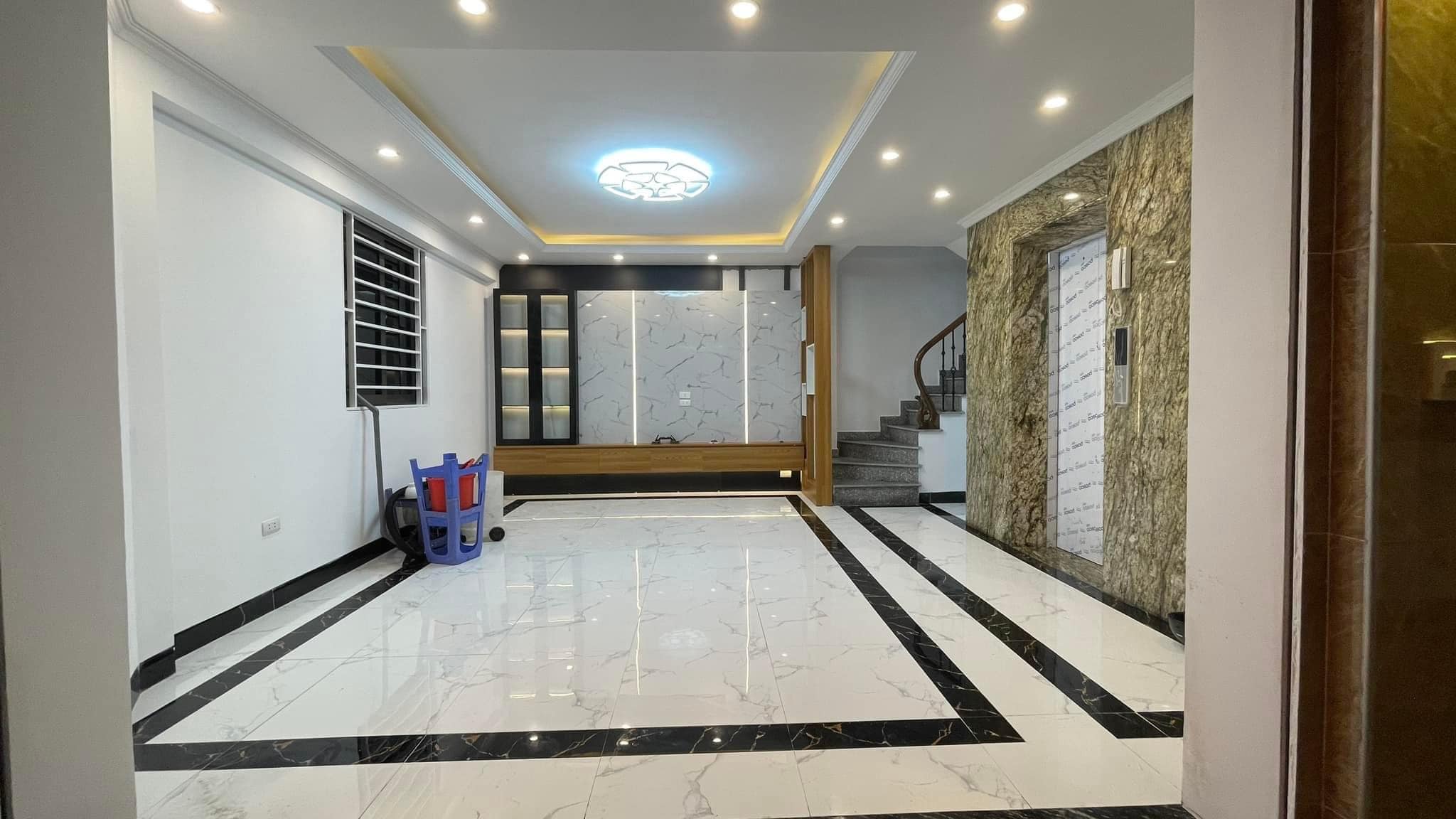 TÔI CHUNG, Bán nhà đất ngõ 230 Võ Chí Công, DT 50M2, mặt tiền 4,5 giá 5.5 tỷ Lh: 0966731687