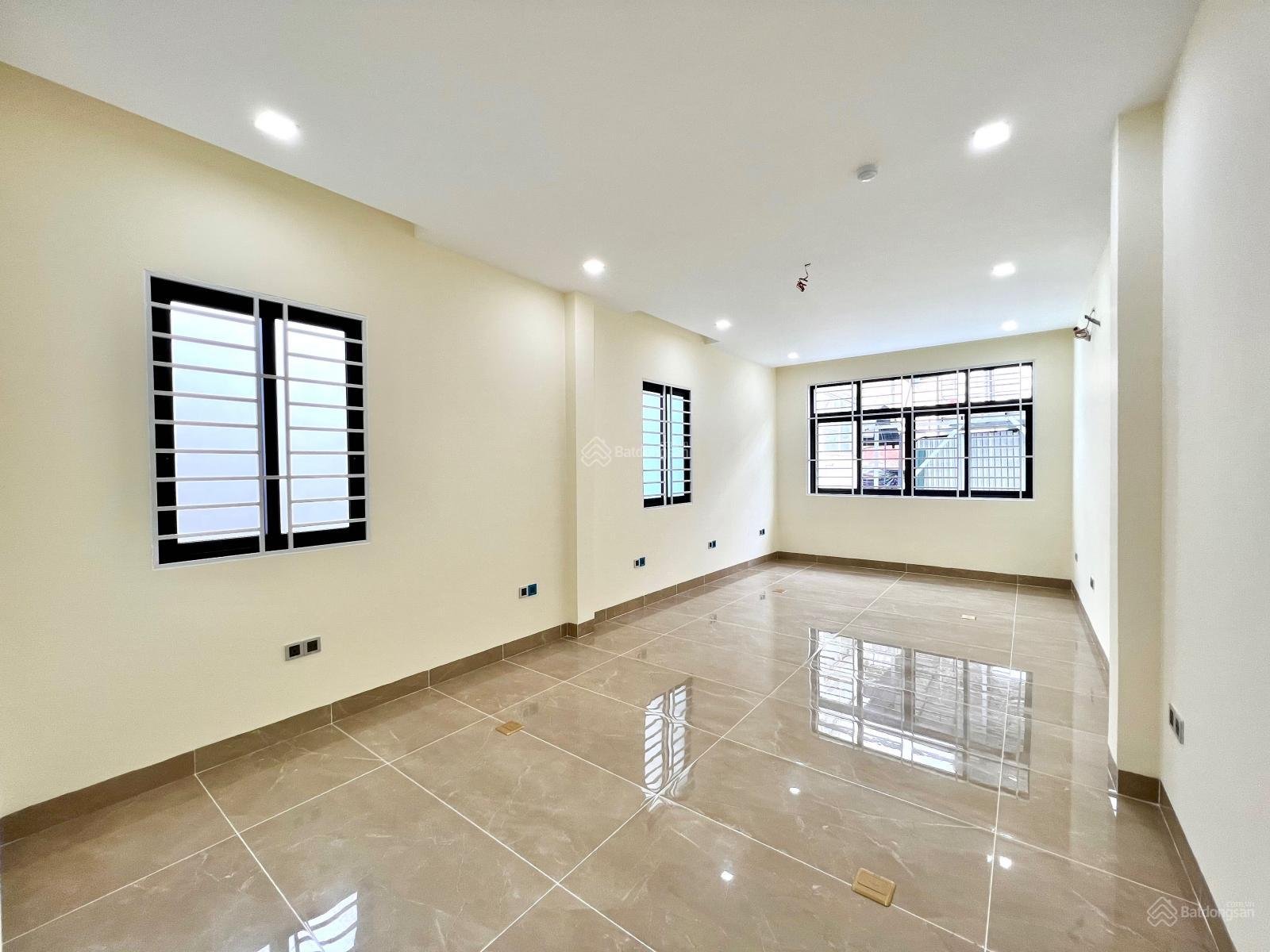 Cho thuê MT Nguyễn Văn Thủ. S: 4*23m. Giá: 7.500$ (Nguyên toà)