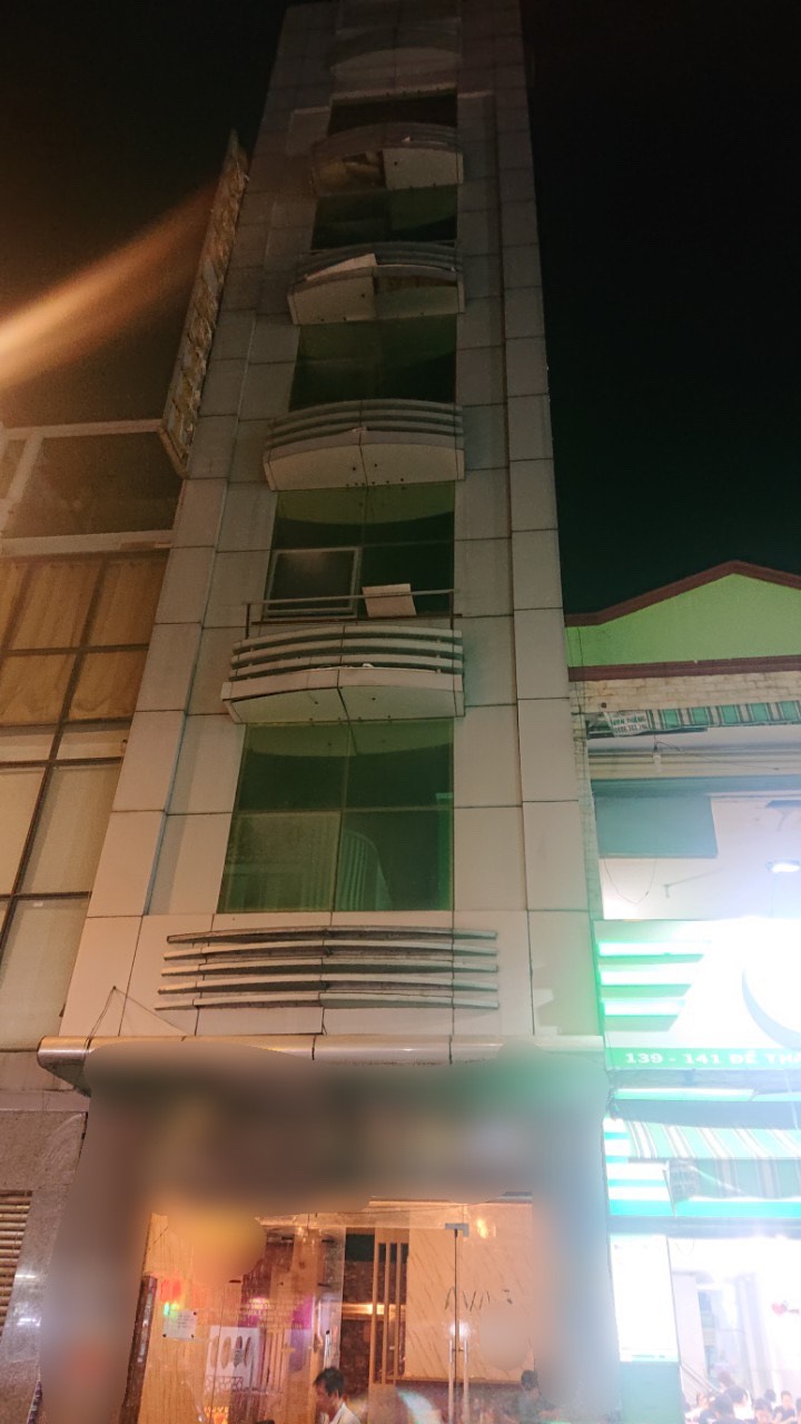 Cho thuê khách sạn MT Đề Thám. DT: 4,7*15m. 18P + thang máy. Giá: 110 tr/th (Thương lượng)