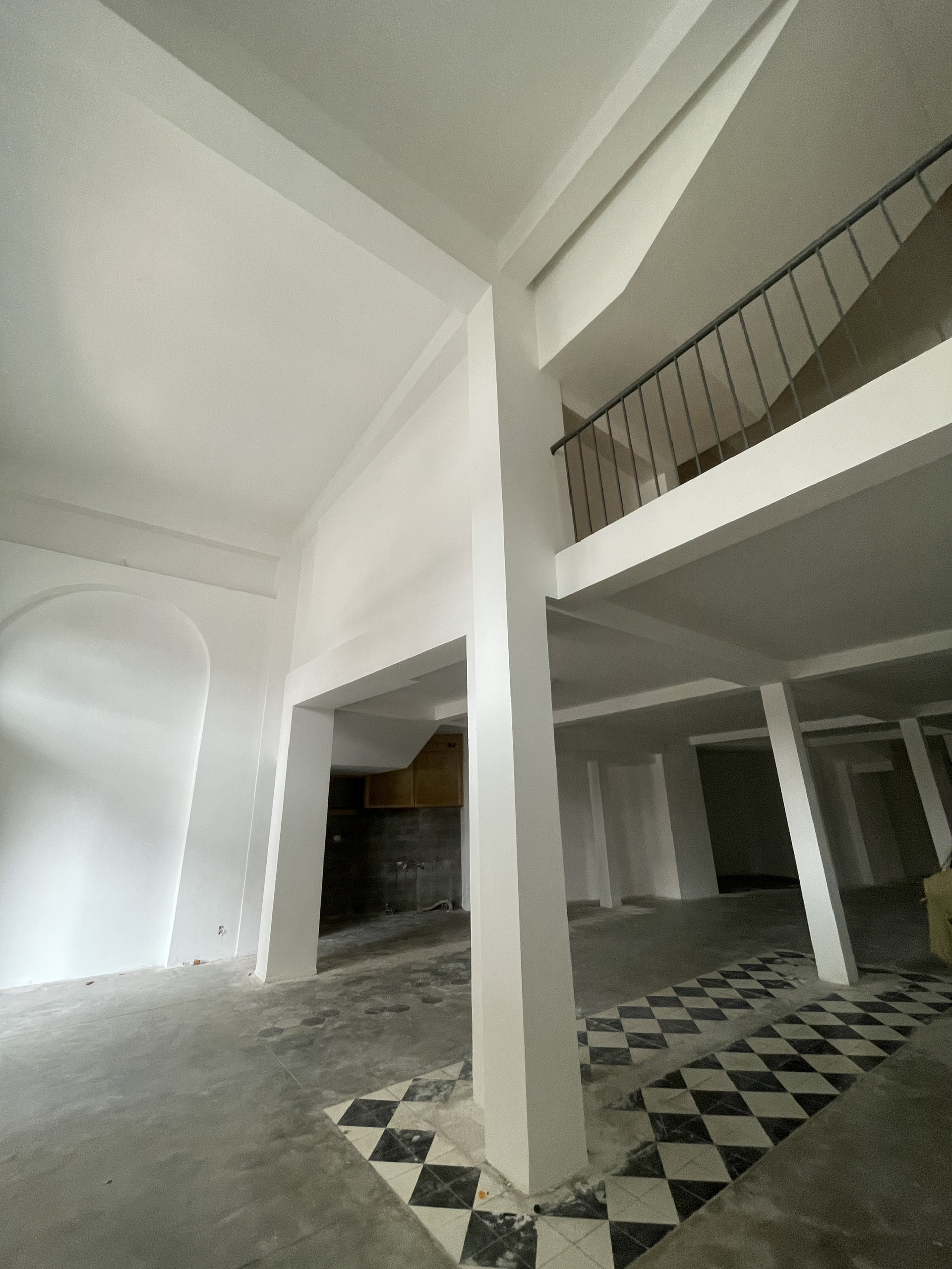 Cho thuê nhà MT Trần Hưng Đạo, Q.1. Ngang lớn 12m. Giá: 14.000$