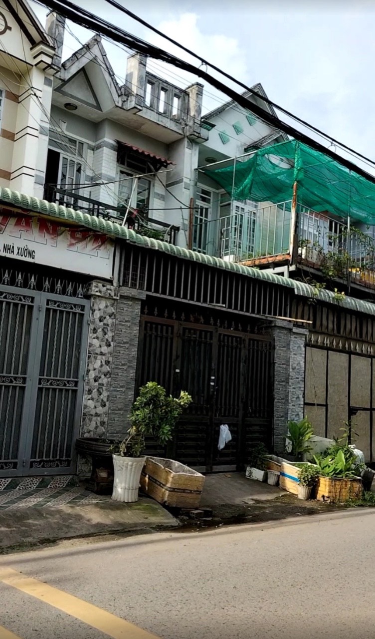 Chính chủ cần bán Nhà mặt tiền đường xe tải, Gần chợ Hóc Môn