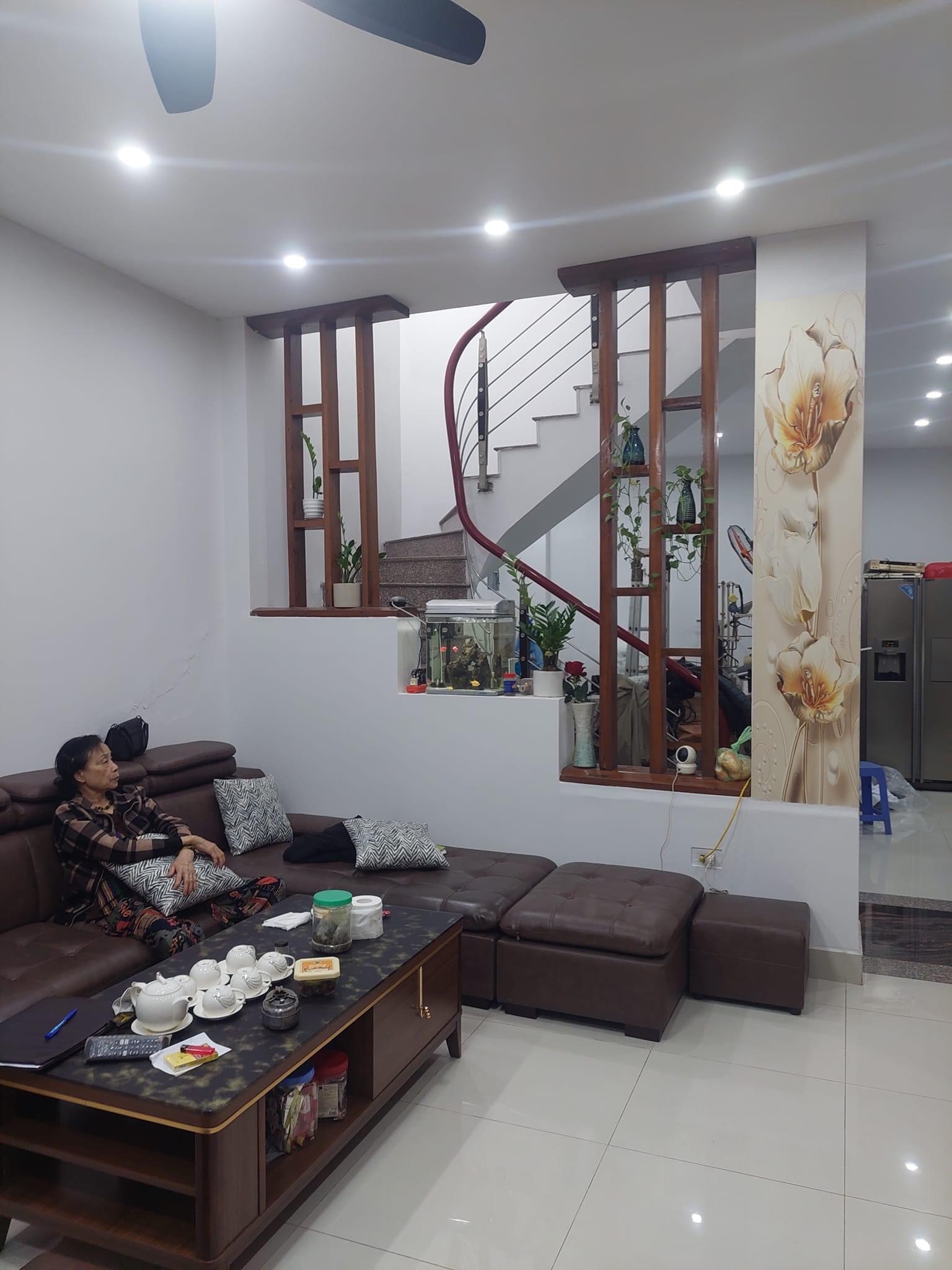 Nhà nằm cạnh khu vực chợ nên rất thuận tiện cho sinh hoạt và kinh doanh