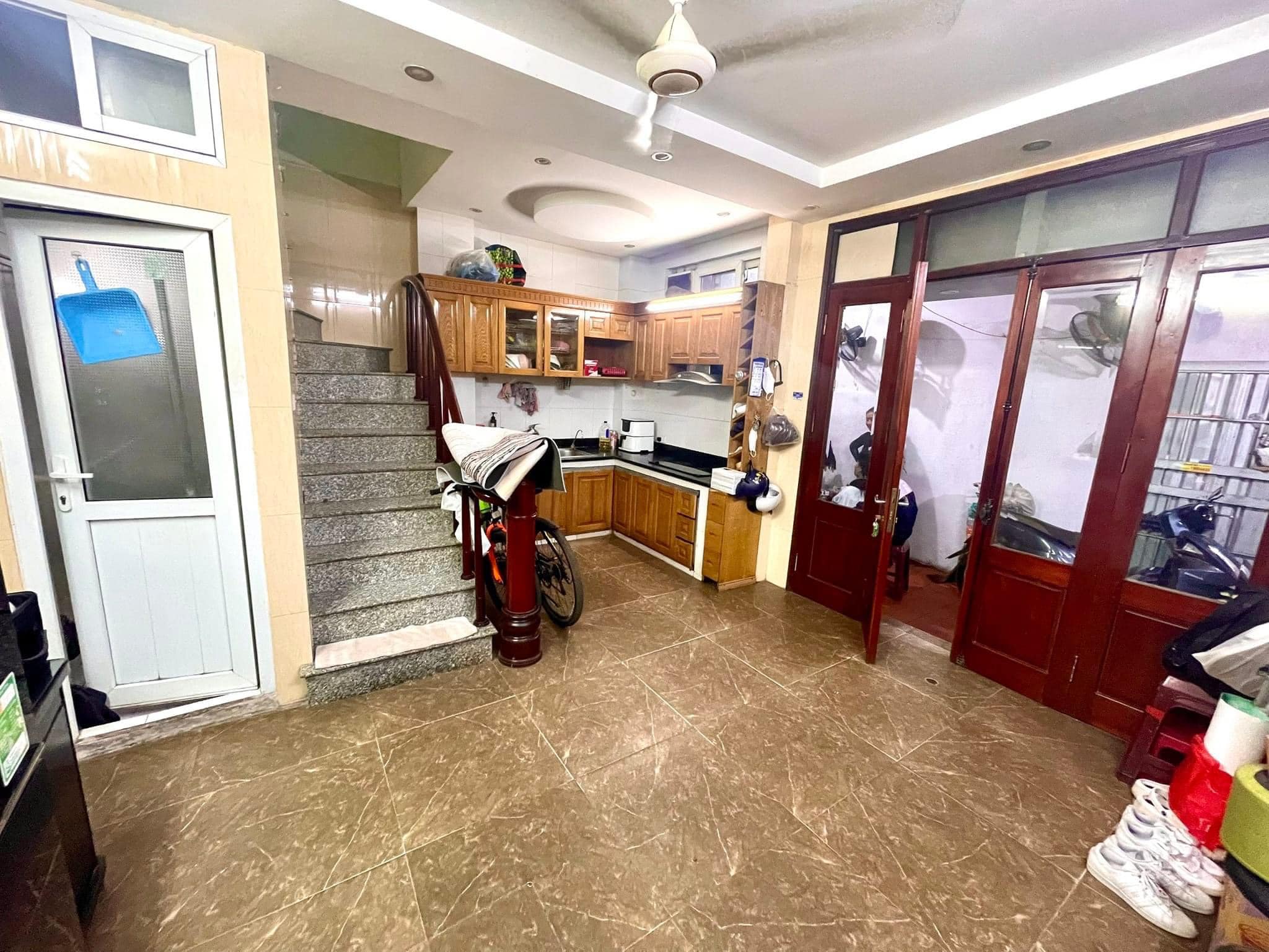 EM BÉ NHỎ XINH GẦN CHỢ KHÂM THIÊN, MẶT TIỀN RỘNG, GIÁ XINH NHẤT TRƯỜNG MẦM NON