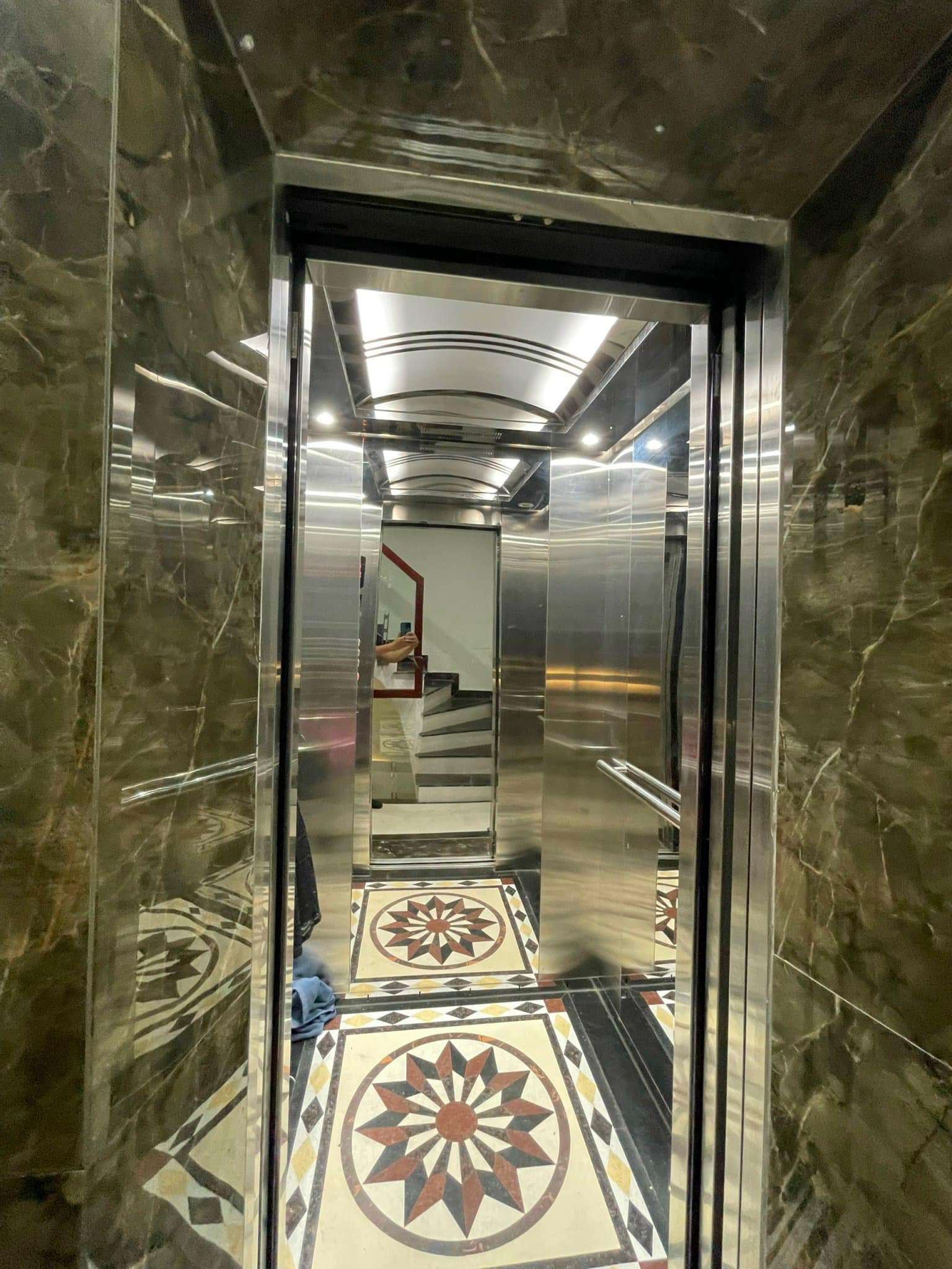 TRUNG KÍNH NHÀ ĐẸP PHÂN LÔ, THANG MÁY 46M2 7 TẦNG 14,8 TỶ