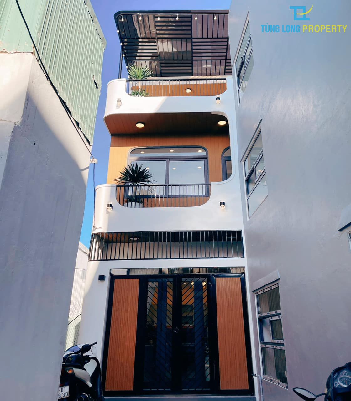 Chào bán nhà 3 tầng 3 mê sau lưng mặt tiền Tiểu La. Ô tô đậu trước sân.