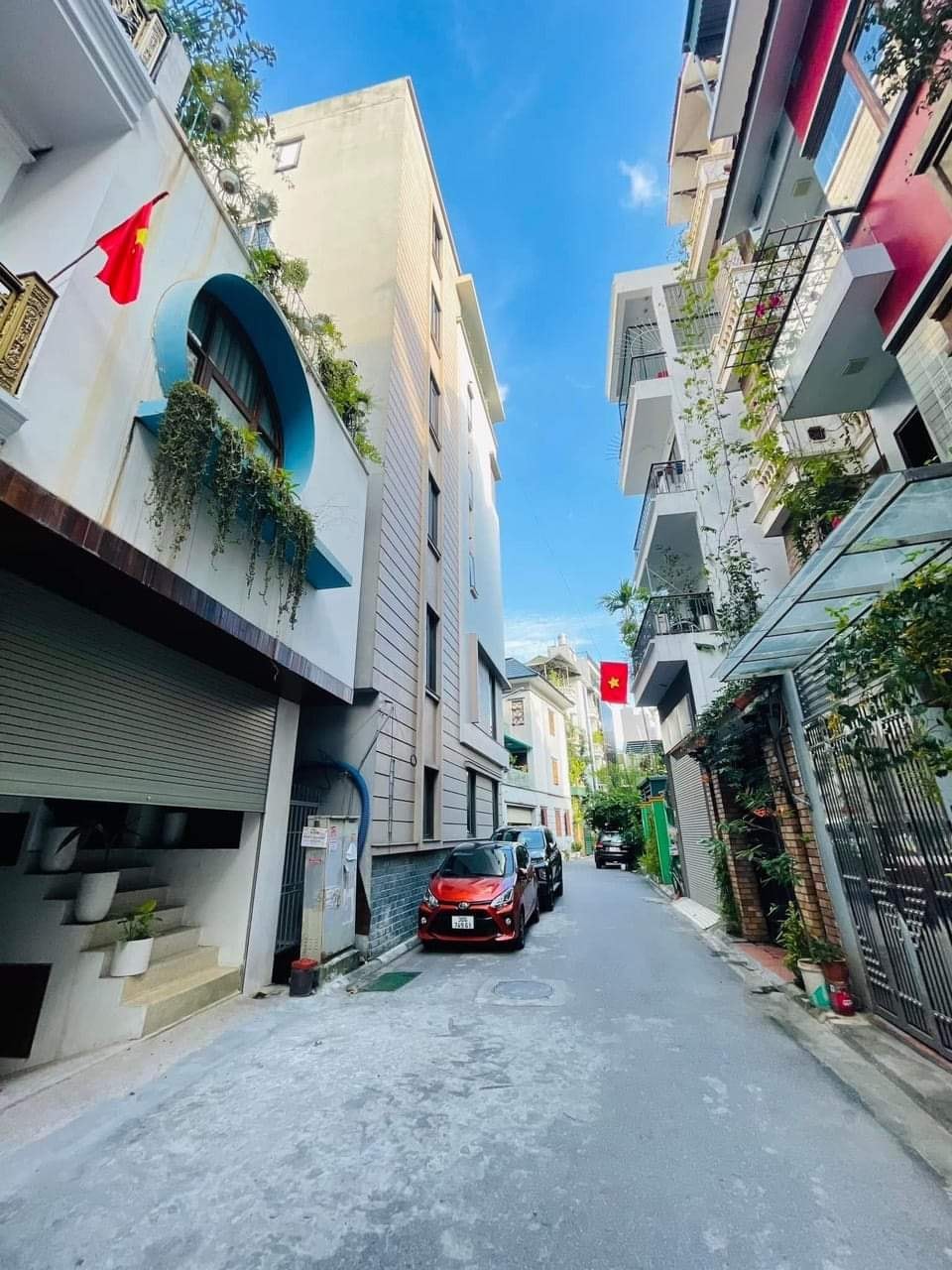 Bán gấp nhà Lạc Long Quân – Tây Hồ , 70m2, mặt tiền 6m, Lô Góc, ô tô qua, 7 tỷ