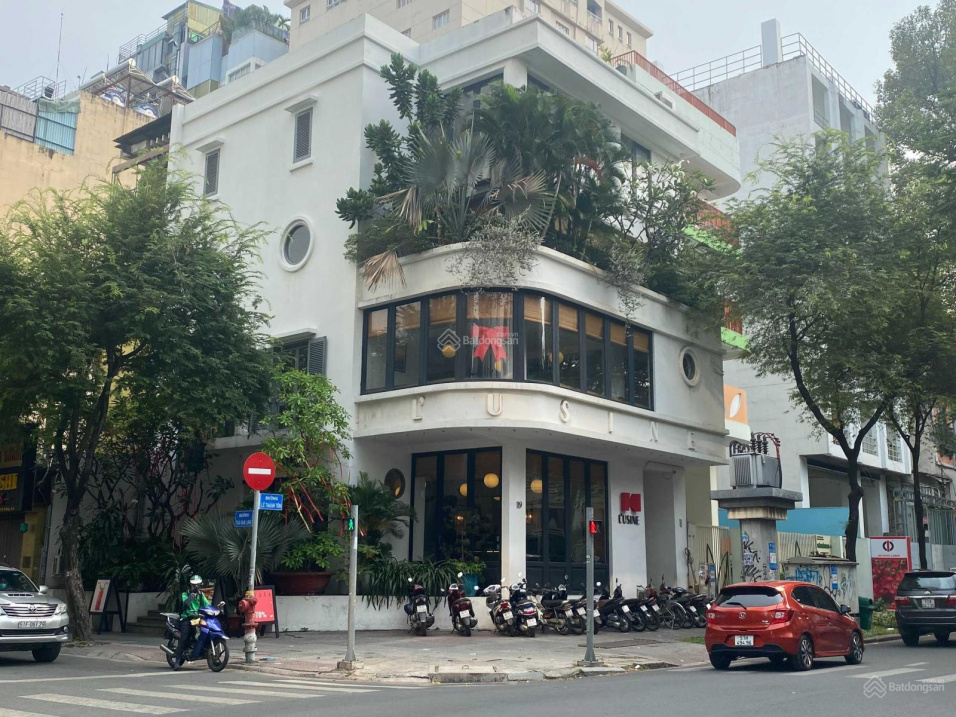 Cho thuê 2 mặt tiền Lê Thánh Tôn - Thái Văn Lung, Q1, DT: 15x35m, 1 trệt 2 lầu, DTSD: 1.550m2