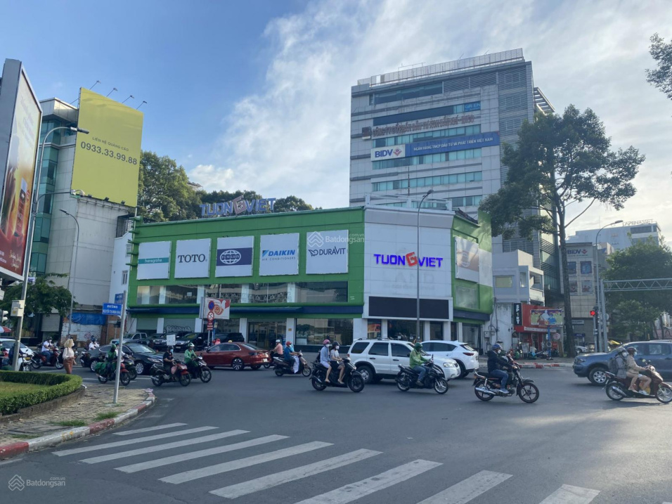 Cho thuê góc 2MT Cách Mạng Tháng Tám, quận 1, DT: 40x35m, 1 trệt 1 lầu, DTSD: 2.800 m2