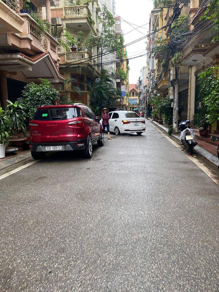 Bán nhà phố Nguyễn Khánh Toàn 60,5m2, 5 tầng ô tô tránh, lô góc, KD giá 11,8tỷ