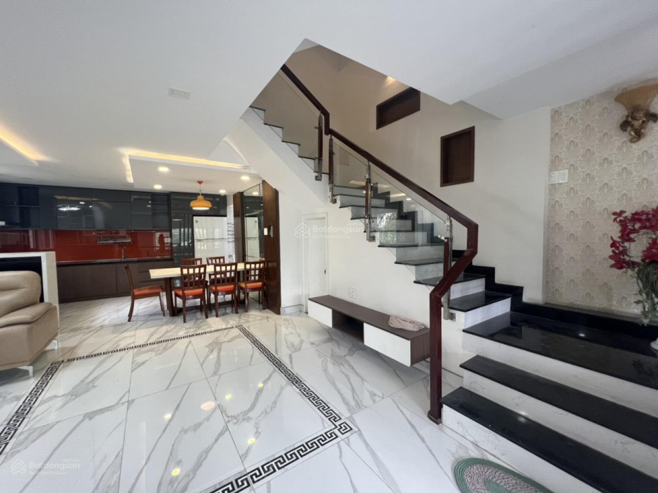 PHÂN LÔ GÓC VIP DỊCH VỌNG CẦU GIẤY 12TỶ 52M OTO, TRƯỚC NHÀ ĐÁ BÓNG, AN NINH DÂN TRÍ SIÊU TỐT, HIẾM.