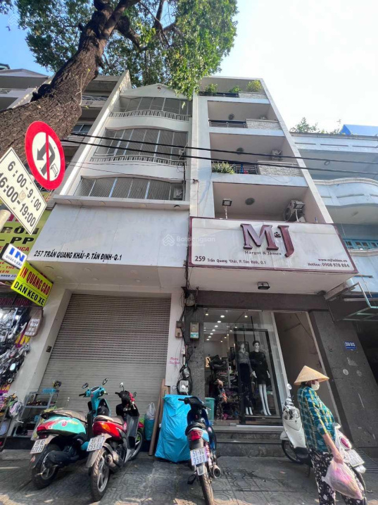 Bán nhà giảm giá MT Trần Quang Khải, P. Tân Định, Q1. DT: 4x15, 1 trệt 3 lầu ST. Giá: 25 tỷ TL