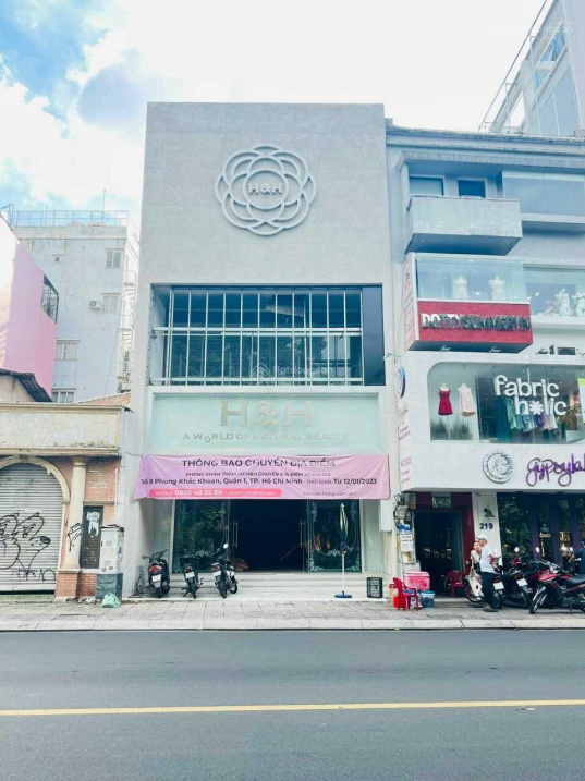 Cho thuê nhà mặt tiền KD Hai Bà Trưng Q3. DT: 7.3x24m. Trệt, 2 lầu DTSD: 527m2 Giá 328.8tr/th