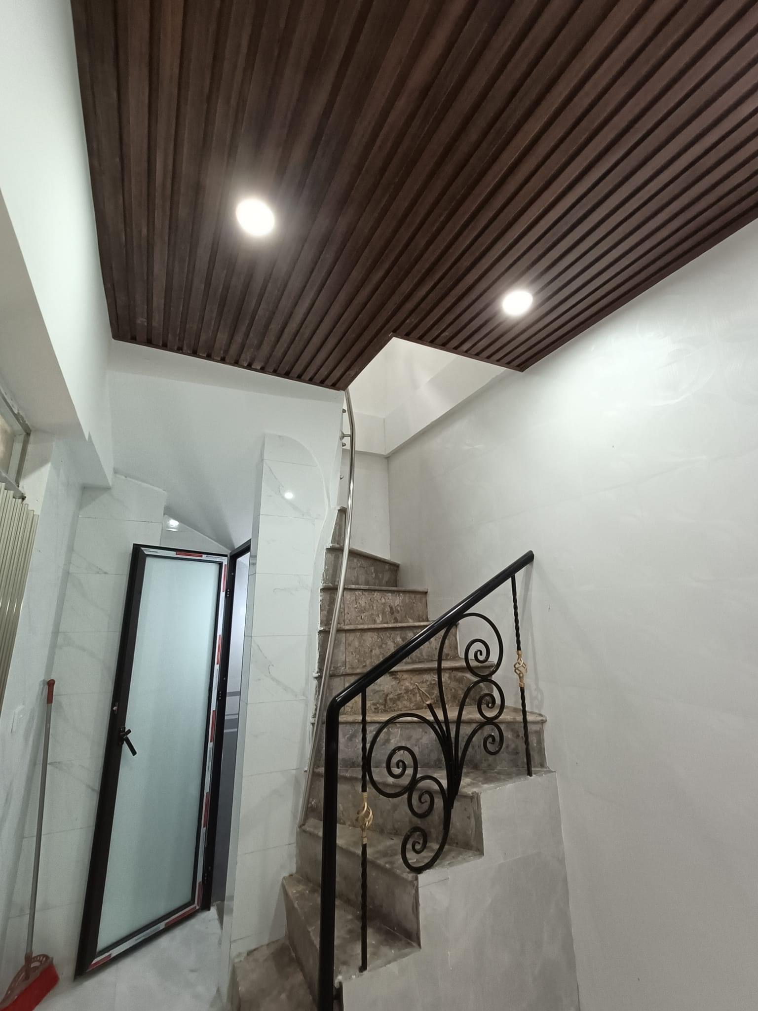 Chỉ 1,4 có ngay nhà Hồng Mai 15 m- 5 tầng + Vị trí gần phố, chợ và nhiều trường Đại học Bách Khoa, Kinh tế, Xây dựng. + Nhà 5 tầng với đủ công năng tiện ích