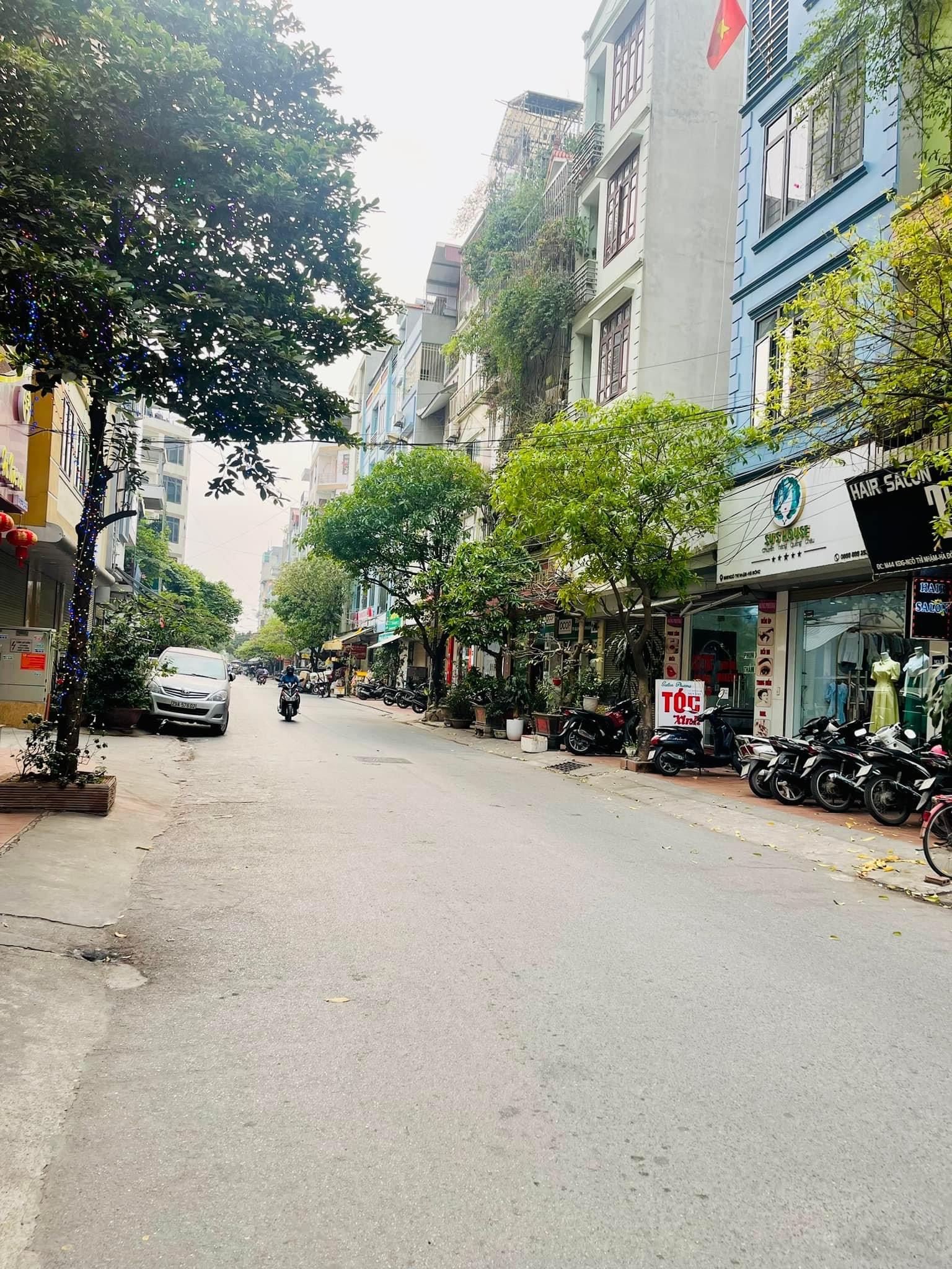 Nhà mặt phố quận Hoàn Kiếm . Doanh thu 3 tỷ / năm .