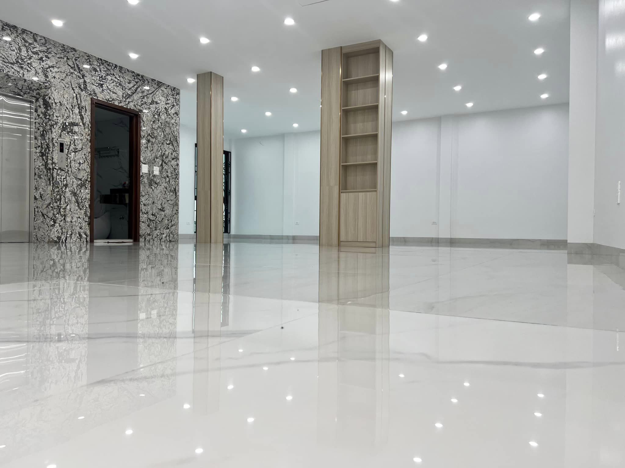 Bán nhà hiếm có 1 mặt phố -1 mặt ngõ Nguyễn Văn Cừ: 120m2- 6 tầng- thang máy- mới tinh- nhà ở kết hợp văn phòng cho thuê