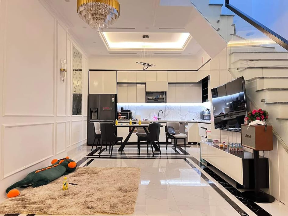 Siêu mẫu Nguyễn Đình Thi, Tây Hồ, đẹp tinh tế, sát hồ, taxi đỗ cửa, tặng nội thất, 59m, 5T, 5.98 tỷ