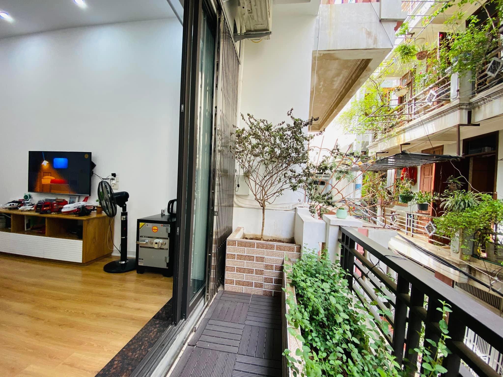 Cần Bán gấp nhà 65 m2 4 tầng mặt tiền 4,5 m tại ngõ 79 cầu giấy dân cư đông đúc giá 5,5 tỉ