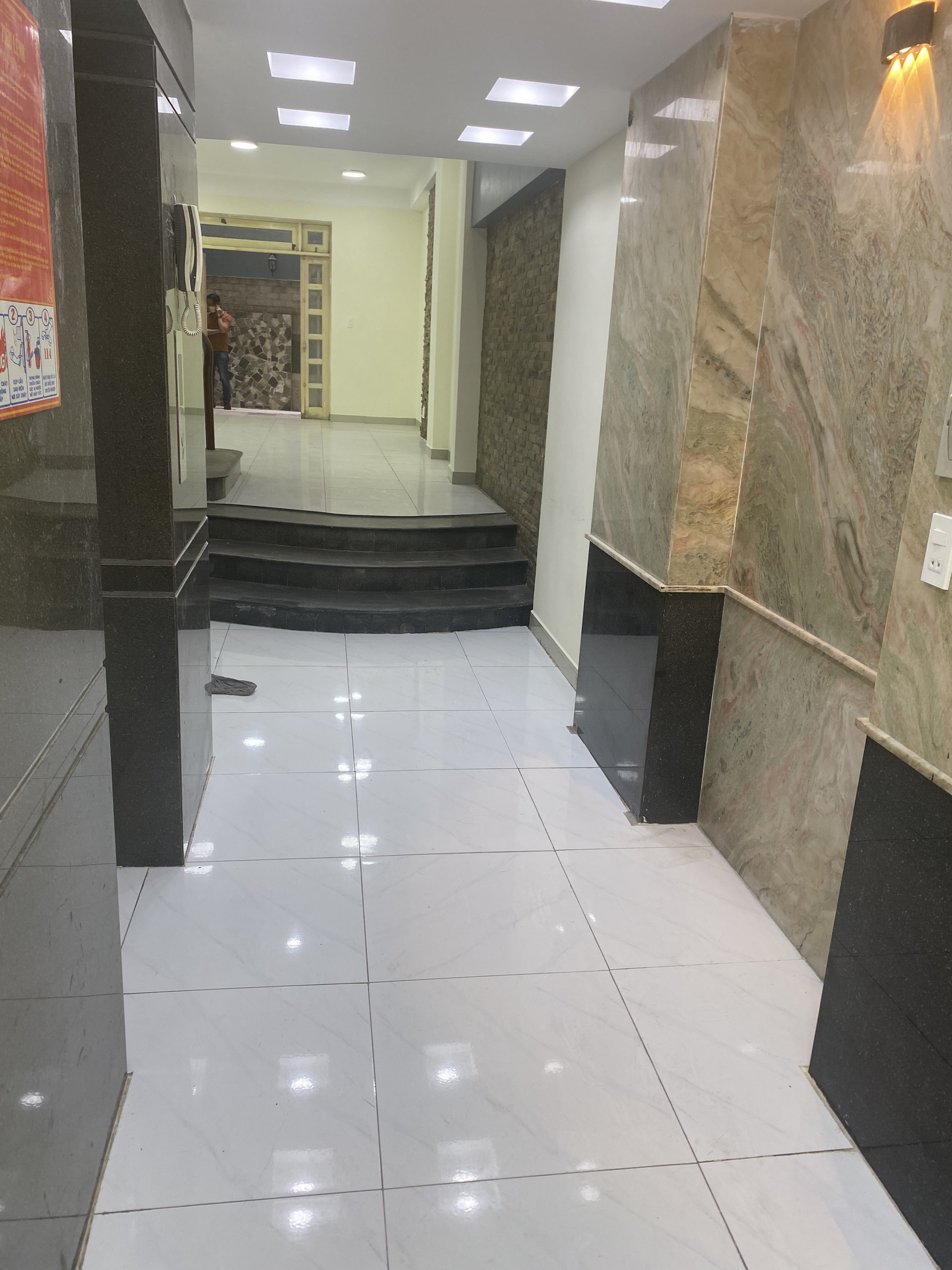 Cho thuê nhà MT Nguyễn Trãi.11PN,11WC. Cho KD ăn uống. Giá: 120 tr/th (TL)