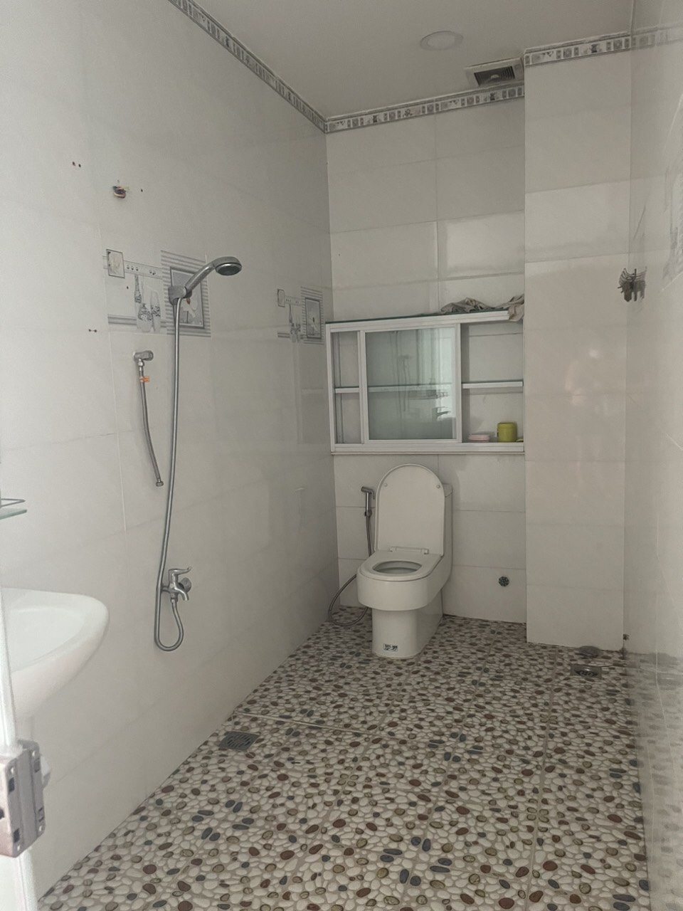 Cho thuê nhà MT Nguyễn Văn Giai. Ngang 4,6m. 6P,7WC Giá: 65 tr/th (TL)